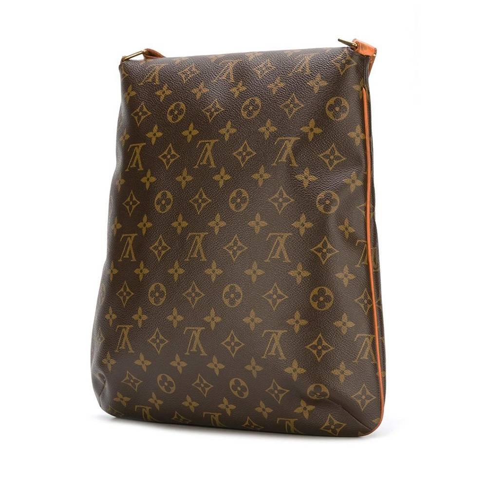 Great and unusual to find in this size. Large Louis Vuitton Musette bag of 2004. Made of monogram leather, suede lining. 

Marked : Louis Vuitton Paris Made in France, serial number: LM0044

Size : 33 x 32 x 8 cm - 13 x 12.6 x 3.2 in., Strap: