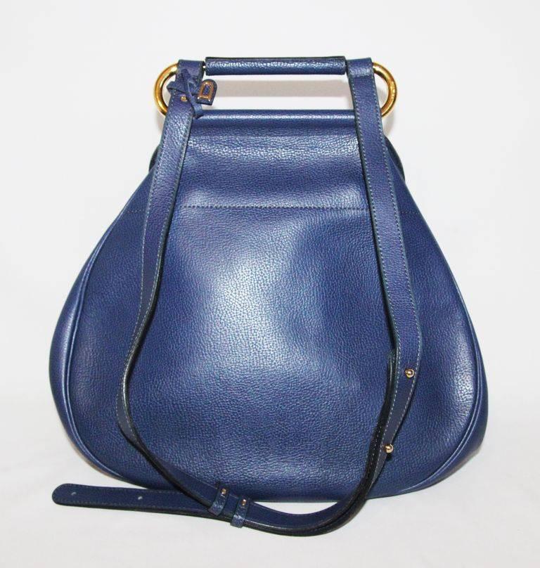 Sunning Blue bic color for this Delvaux Cerceau handbag. Blue Bic grained leather, gold hardware finishing. A fabulous must-have Delvaux vintage handbag.

Marked : Delvaux Bruxelles

Size: 31 x 28 x 14 cm - 12.6 x 11 x 5.5 in. 

Delivered with