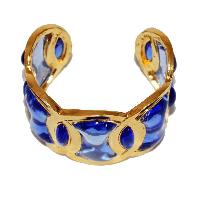 Gorgeous intrecciato round design for this contemporary bracelet cuff of Mercedes Robirosa. French couture jewelry designer. Two-tones of blue paste glass and brass. 

Size : width: 4 cm - 1.6 in, opening 3 cm - 1.2 in. 

Marked : Mercedes