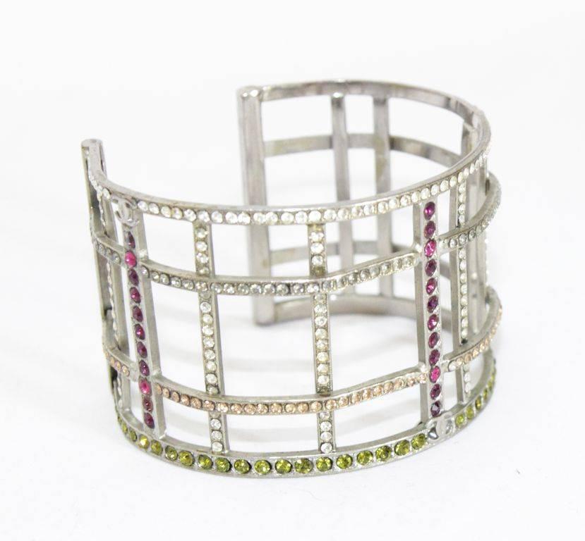 Rare Chanel multi-colored crystal silver vintage cuff of 1998. Made of silver plated metal and multi-colored crystal stones. 

Marked : Chanel 98 

Size : Width: 5 cm -  2 in. opening : 3.5 cm - 1.4 in.

Excellent condition.