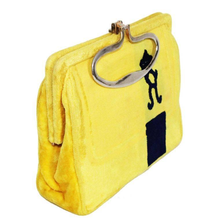 Incredible yellow Roberta Di Camerino vintage little bag. Made of velvet and silver/gold plated metal hardware. A collector piece. One off a kind!

Marked : Made in Italy Roberta Di Camerino

Size : 19 x 16 x 7 cm - 7.5 x 6.3 x 2.8 in.

Good