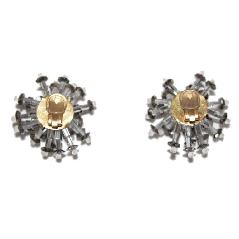 Fabulous design & collectable Coppola e Toppo flower earrings. Made of faceted crystal flowers, grey beads and gilt metal. The Italian glamour jewelry designer of the 60s. Rare and sought-after! 

Marked : Made in Italy Coppola e Toppo

Size : 5 x 5