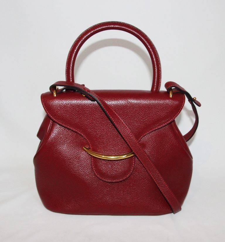 Pretty Baltimore trotteur rosso Delvaux bag, circa : 2000. Red grained leather, gold hardware finishing.

Marked : Delvaux vintage 

Size : 29 x 22 x 10 cm - 11.4 x 8.7 x 4 in. 

Excellent condition. As new. 