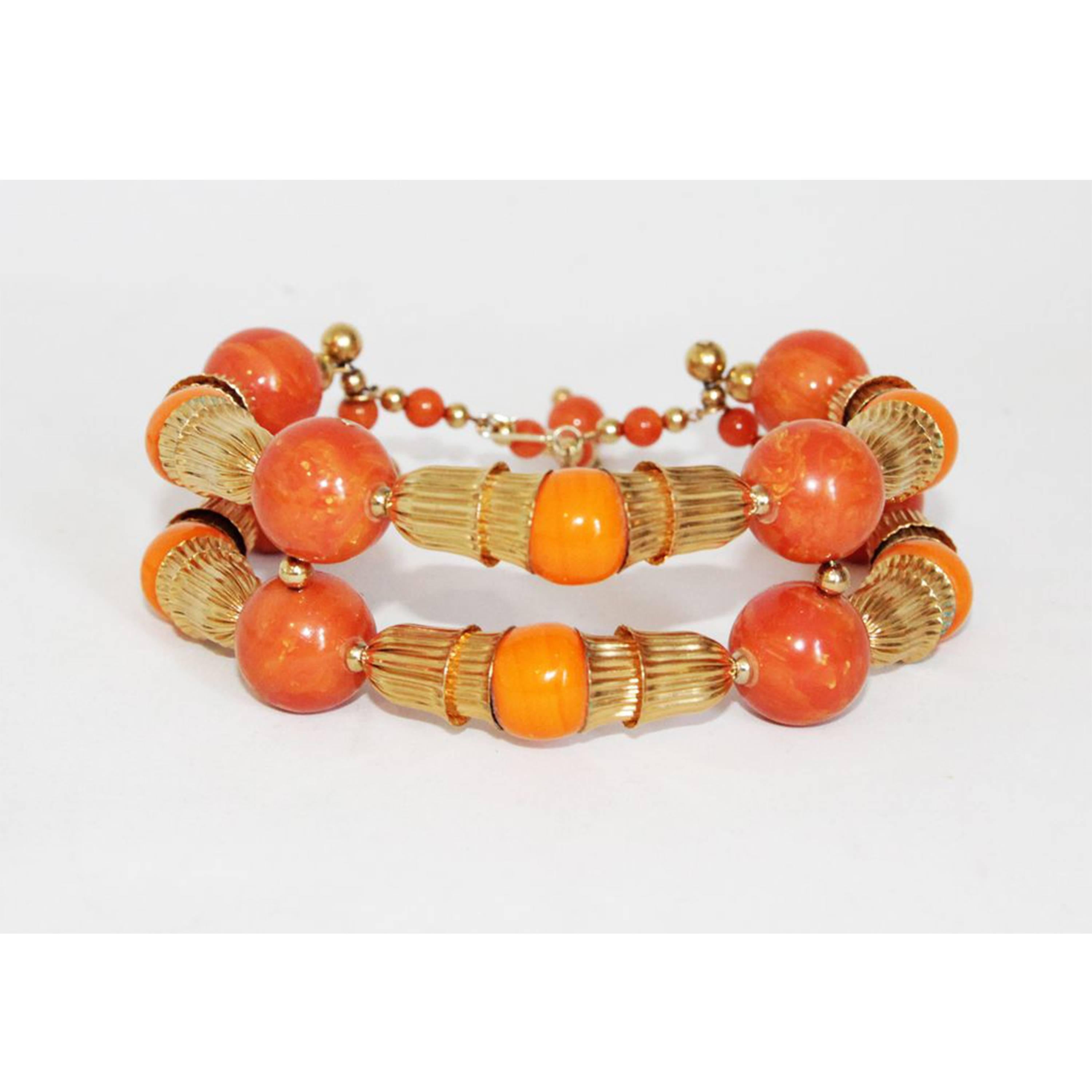 Gorgeous summer Kenneth Jay Lane vintage necklace of the 70s. Made of resin orange and coral beads and gilt metal.  

Marked : Kenneth Lane

Size : 42 x 5 cm - 16.5 x 2 in. 

Excellent condition. 