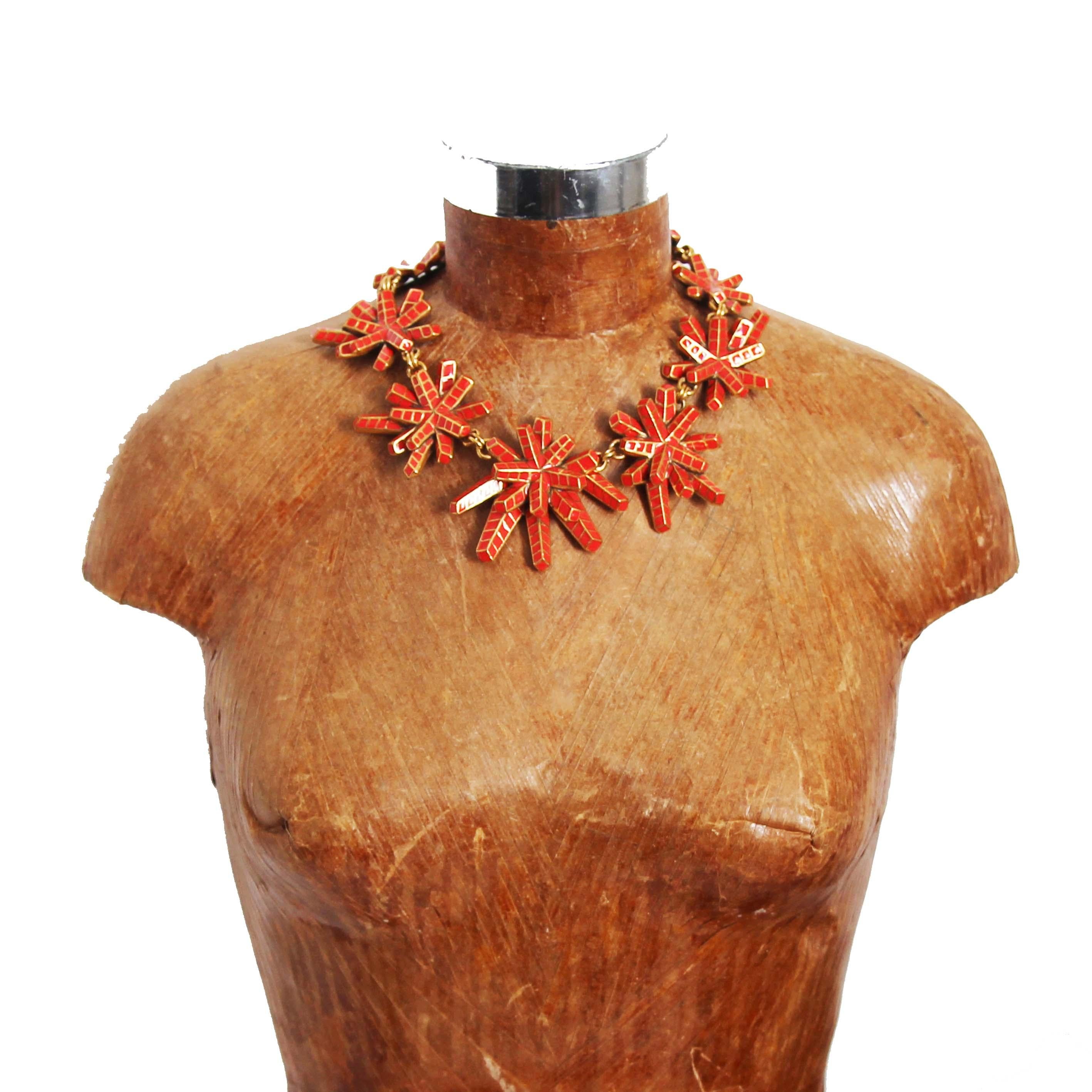 Fabulous and Sculptural design for this collectable necklace of Oscar de la renta. c.1990. Made of gilt metal, and orange/coral enamel. 

Size: length: max 45 cm - width: 6.2 cm, 17.7 in - 2.5 in. 

Excellent condition.