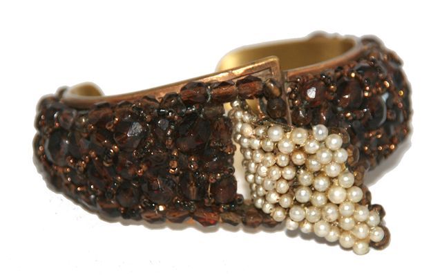 Beautiful Coppola e Toppo bracelet cuff of the 50s attributed to Schiaparelli. Faceted dark brown crystal beads and small simulated pearls, patinated metal. Fabulous design !!! See publication in the book Coppola e Toppo - Deanna Farneti Cera. Rare