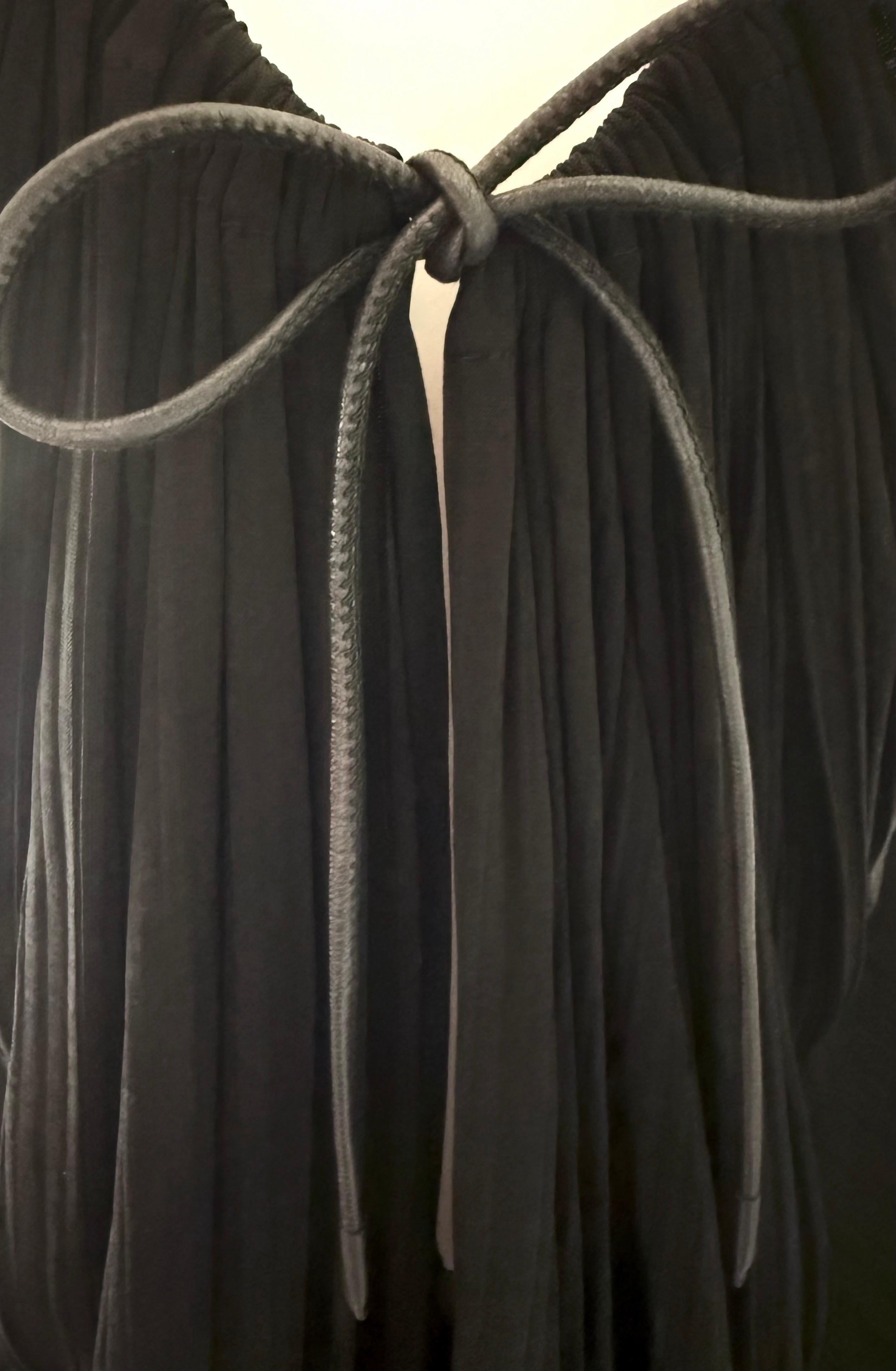 GUCCI par TOM FORD - Vintage S/S 2000 - Robe à col bénitier drapée avec nœuds en cuir 42 en vente 2