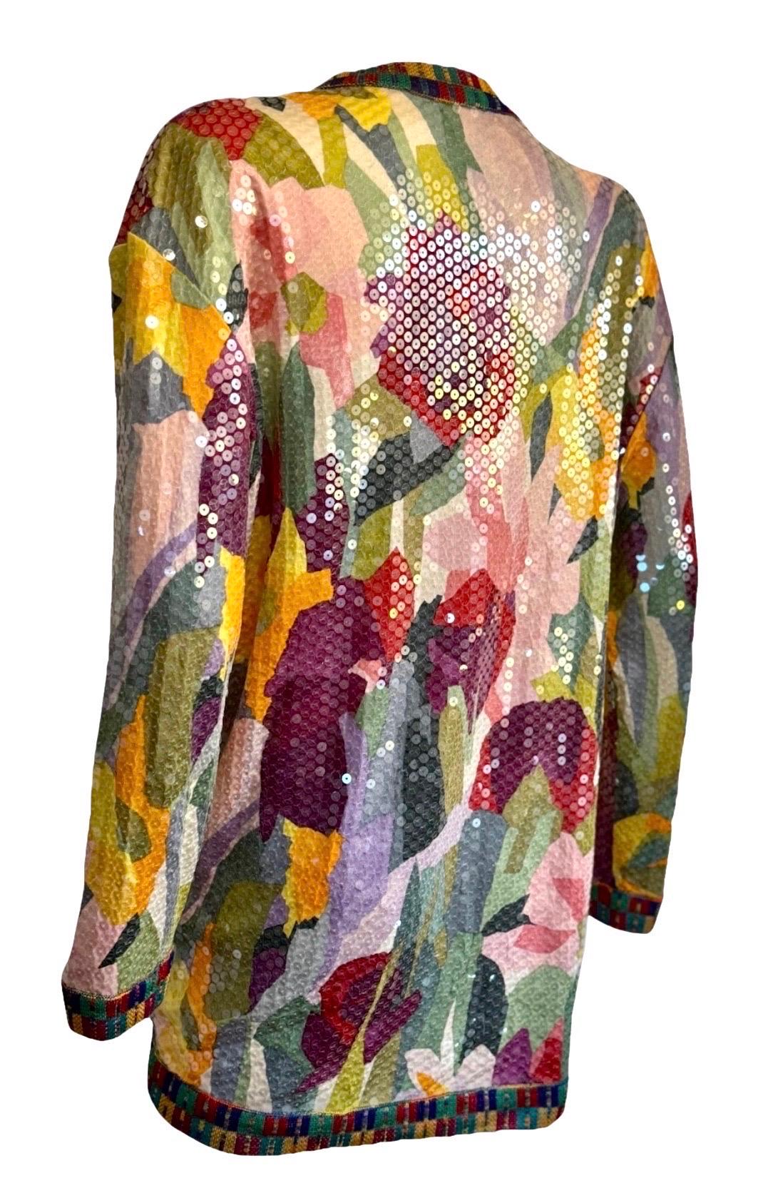 Visto sulla passerella di Missoni per la primavera/estate 1991 e apparso sulla rivista Elle nel marzo dello stesso anno, questo pezzo vintage in seta impreziosito da paillettes è un pezzo forte della collezione.
Realizzato in seta al 100%, sfoggia