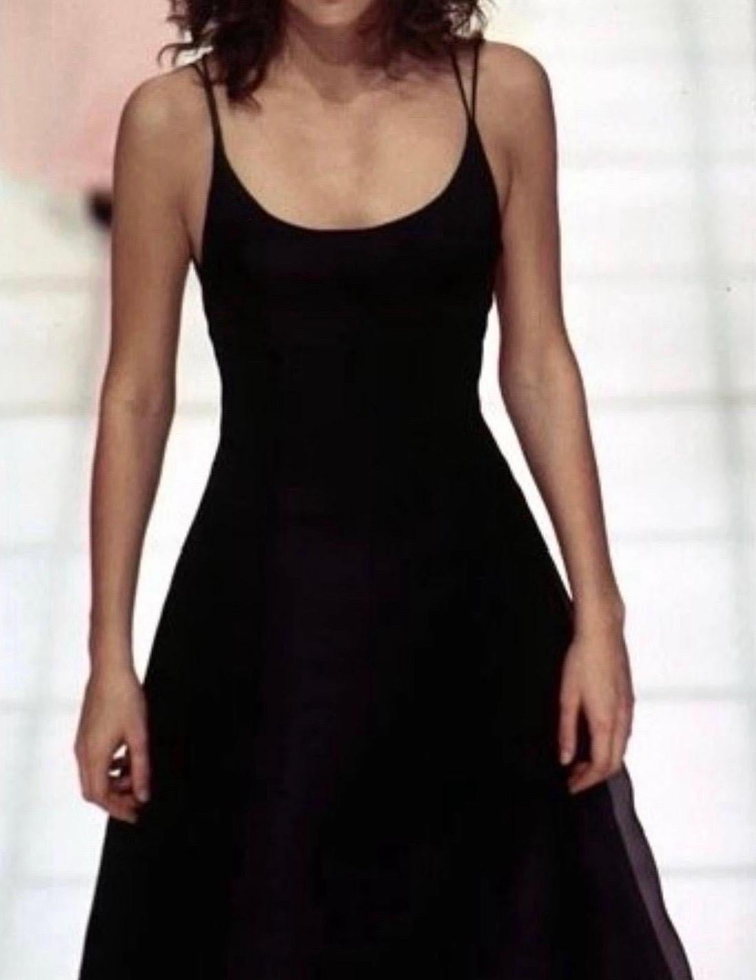Un pezzo raramente visto della collezione primavera/estate 1996 di Giorgio Armani, questo abito in organza di seta nera cattura l'essenza dell'era degli anni '90 di Armani: fluido, sensuale e intriso di un glamour tranquillo.

Realizzato in organza