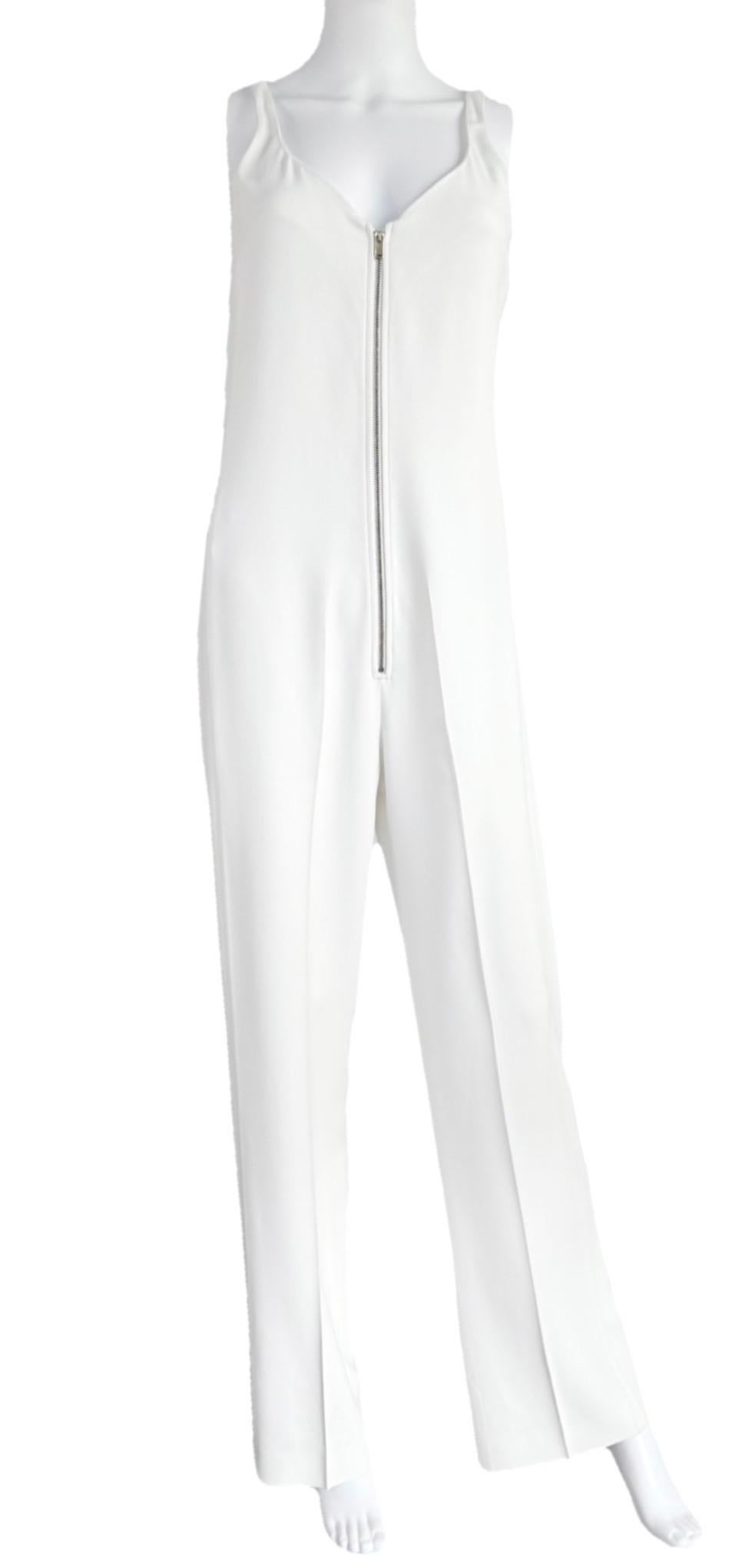 Una tuta chic della collezione primavera 2011 di Phoebe Philo per Celine.
Realizzati in crepe color crema con una silhouette a gamba larga e cerniere a vista color oro.
Una versione raffinata dell'iconica tuta nera con cerniera mostrata in