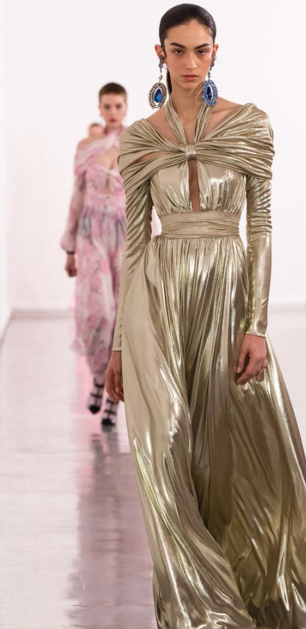 Giambattista Valli F/W 2023 Runway Gold Lamé Goddess Gown - Look 32

Véritable déesse italienne tout droit sortie du défilé automne-hiver 2023, cette robe en lamé doré signée Giambattista Valli évoque l'opulence du glamour romain. Le look 32 capture