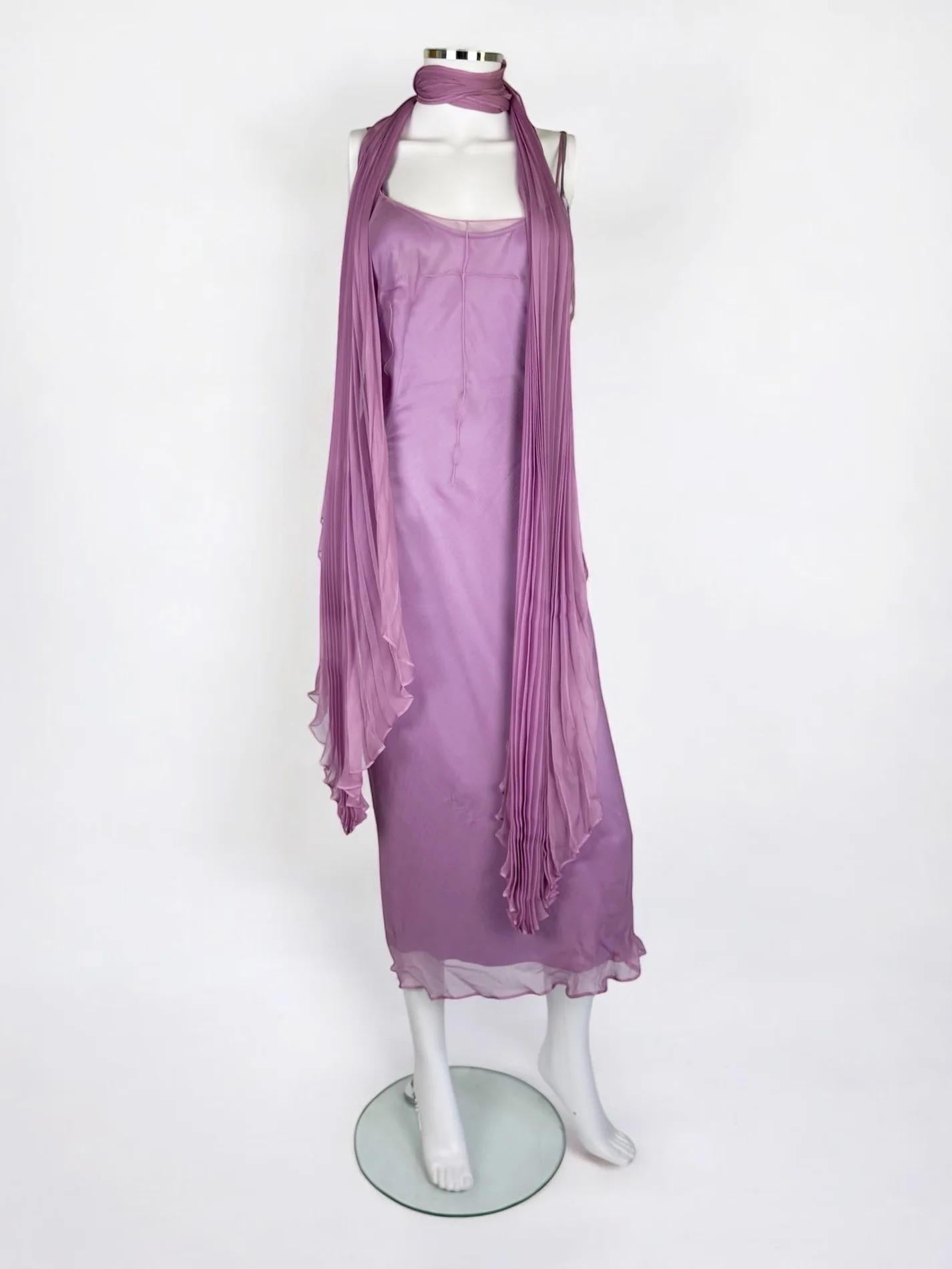 Ensemble de robes trois pièces Dolce & Gabbana, automne-hiver 2000
Composé d'une base en satin de soie lilas, recouverte d'une couche de mousseline de soie rose/mauve transparente et d'un foulard assorti. 
L'écharpe est plissée et volantée pour un