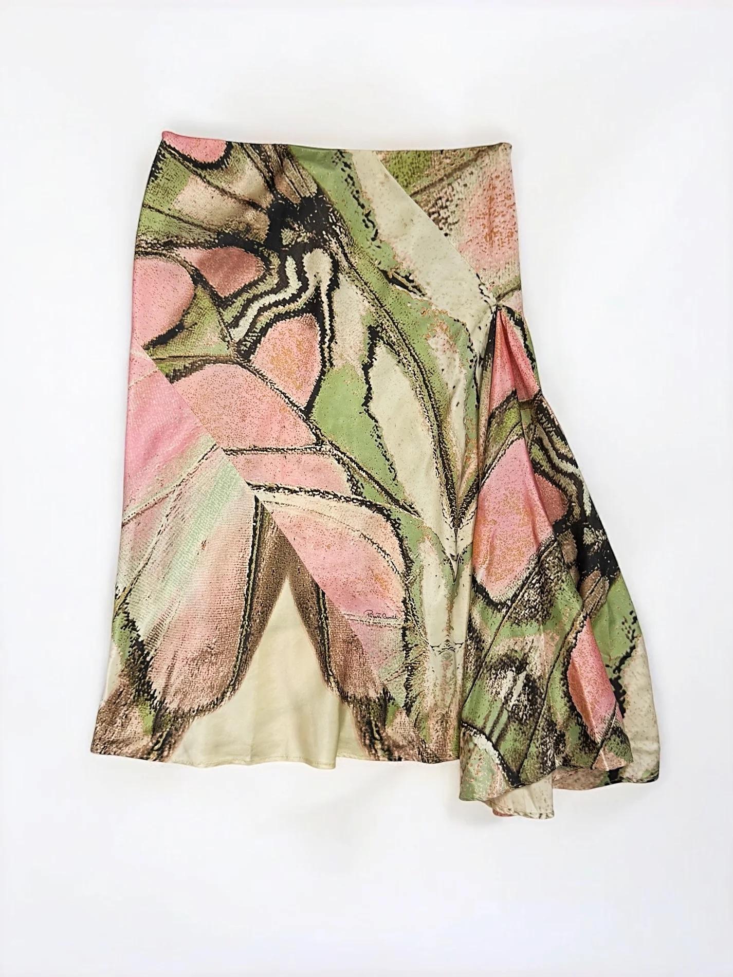 Roberto Cavalli falda de seda con estampado abstracto, 2004
Tracee Ellis Ross llevó la versión en bata a la gala de los Gramma de Clive Davis en 2004 (última foto).
Estampado en tonos beige, rosa y verde con detalles metálicos
Precioso drapeado