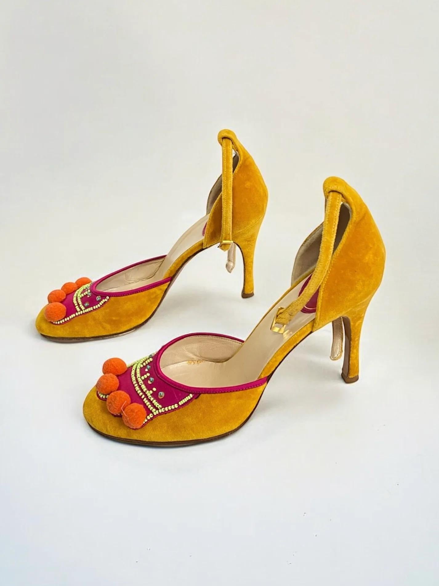 Christian Dior by John Galliano for Christian Dior, tacchi in velluto color senape, Autunno Inverno 2002
See One in passerella in diversi look
Raso rosa con pom pom arancione, ornato di perline e paillettes
Cinturino alla caviglia
Buone condizioni
