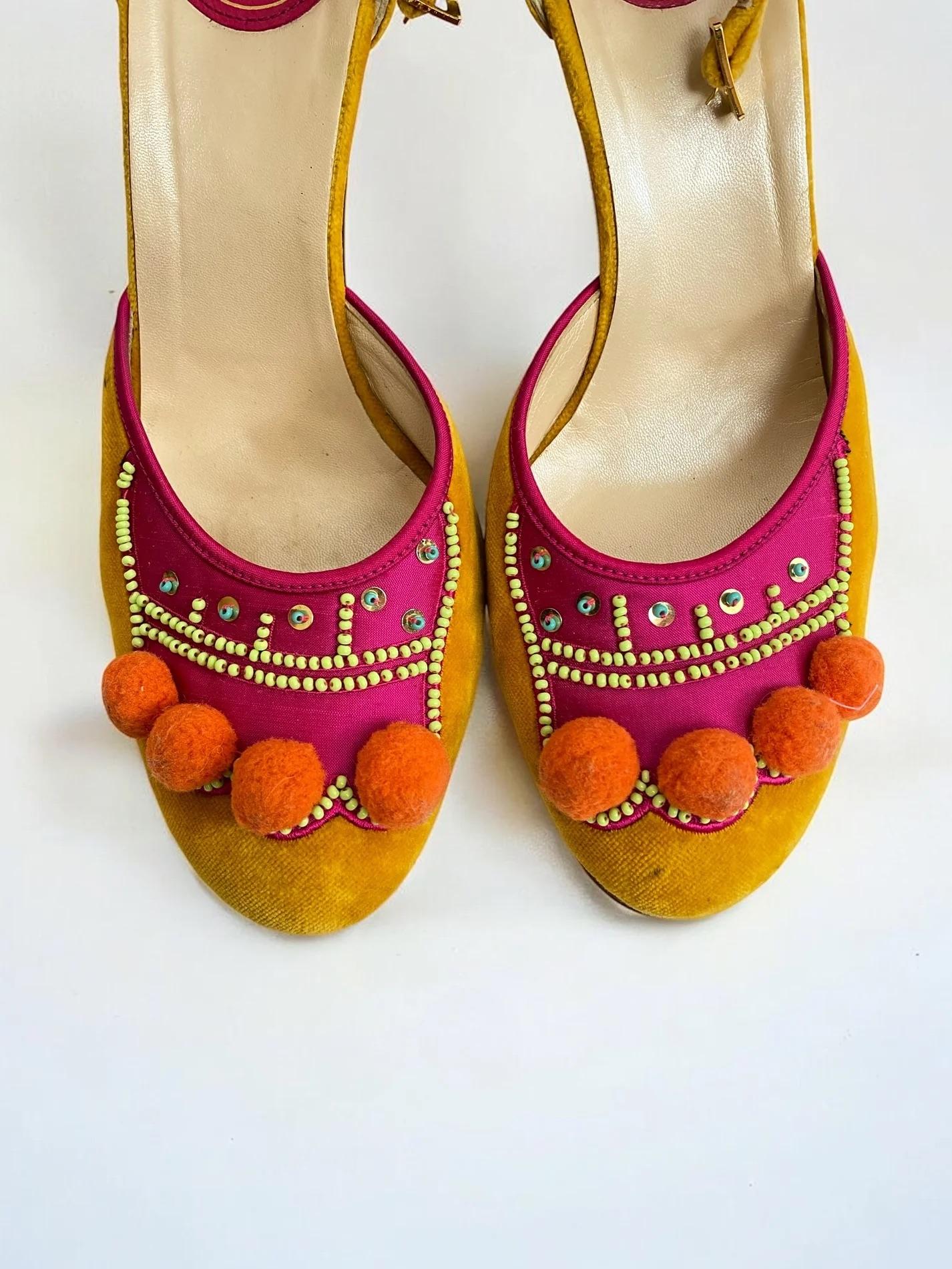 Christian Dior for Christian Dior, John Galliano Velvet Pom Pom Heels, AI 2002 In condizioni buone in vendita a Marlborough, GB