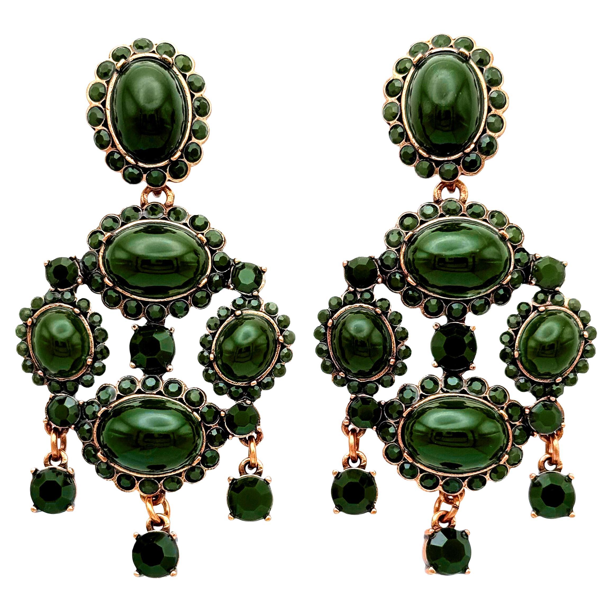 Oscar De La Renta Pendiente de clip de araña en resina verde oscuro y metal dorado antiguo