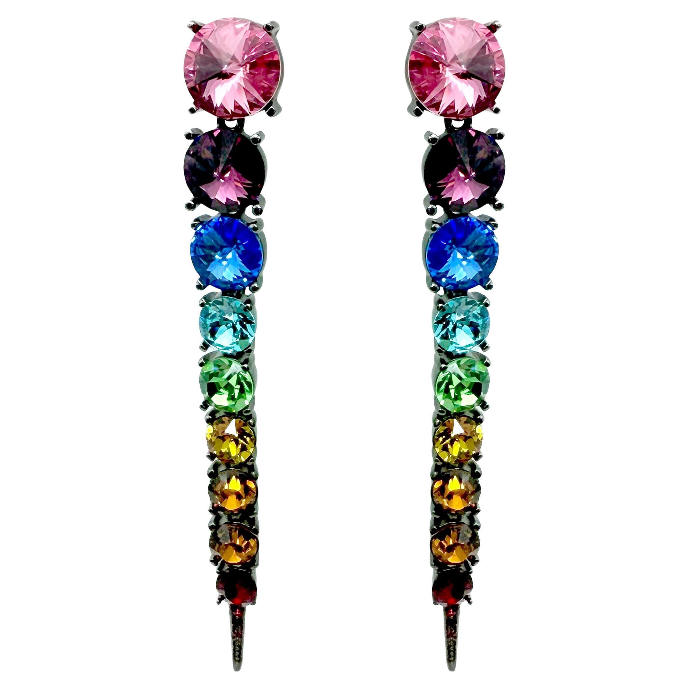 Oscar De la Renta Orecchini a perno lineari articolati con cristalli Swarovski arcobaleno in vendita