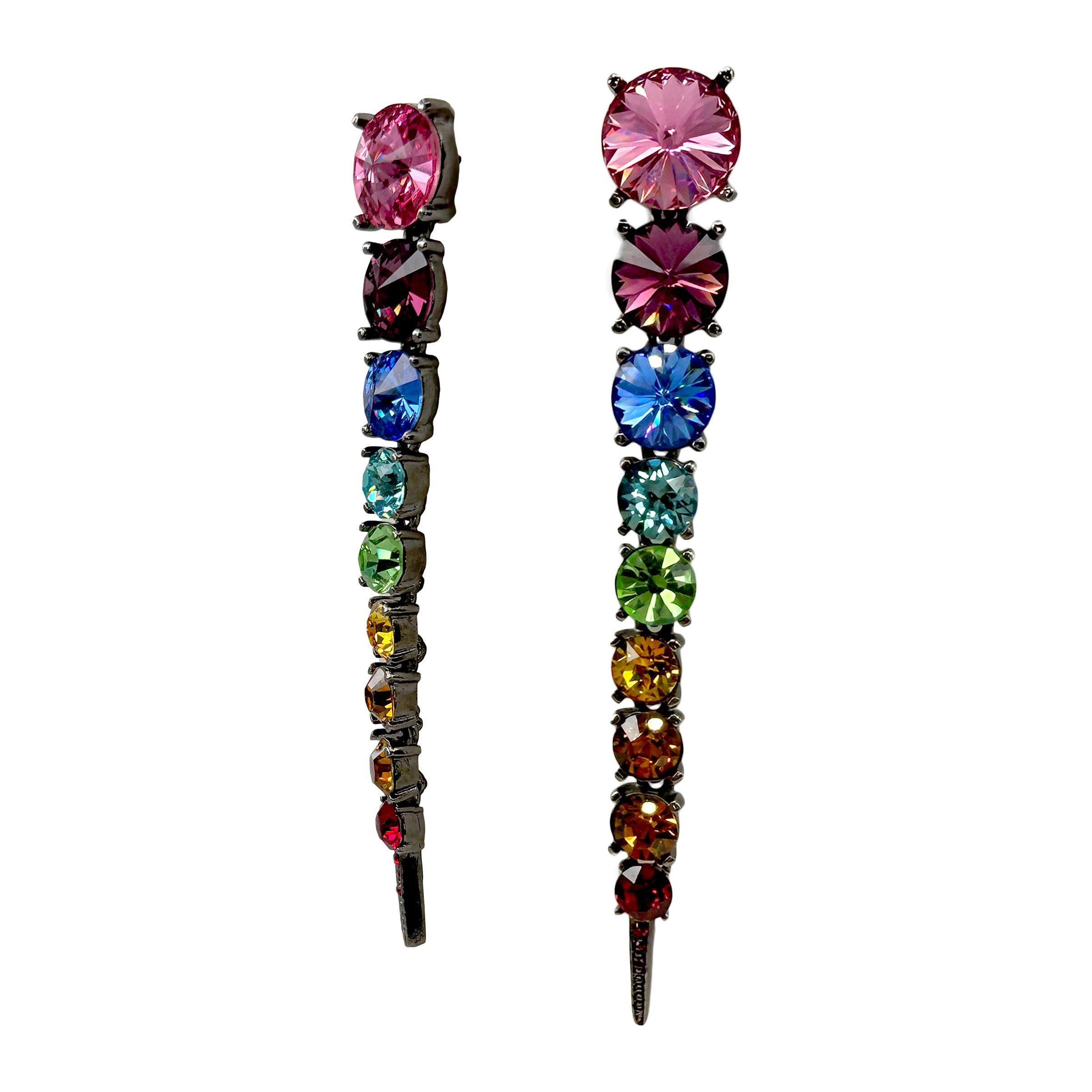 Orecchini a perno articolati con cristalli Swarovski color arcobaleno di Oscar De La Renta. Gioielli di lusso contemporanei di design. Pezzi da 4 pollici. Prodotto negli Stati Uniti.

Gli orecchini a perno articolati con cristalli Swarovski