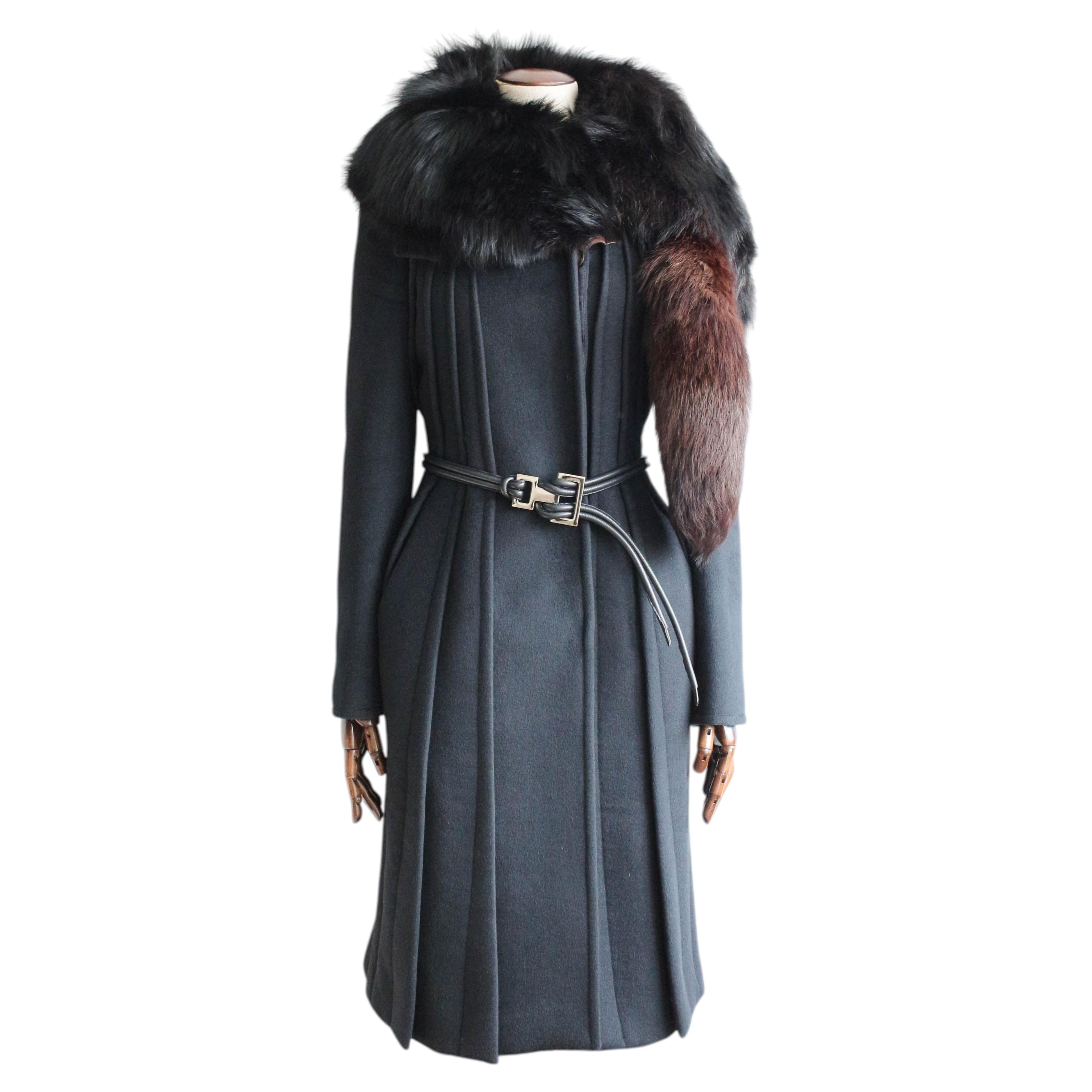 Gucci by Tom Ford Herbst/Winter 2004 – Schwarzer Mantel aus Angorawolle mit Fuchskragen und Gürtel im Angebot