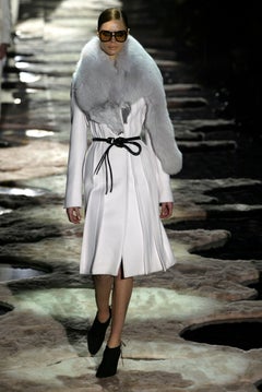 Gucci by Tom Ford Autunno/Inverno 2004: cappotto nero in lana d'angora con collo di volpe e cintura