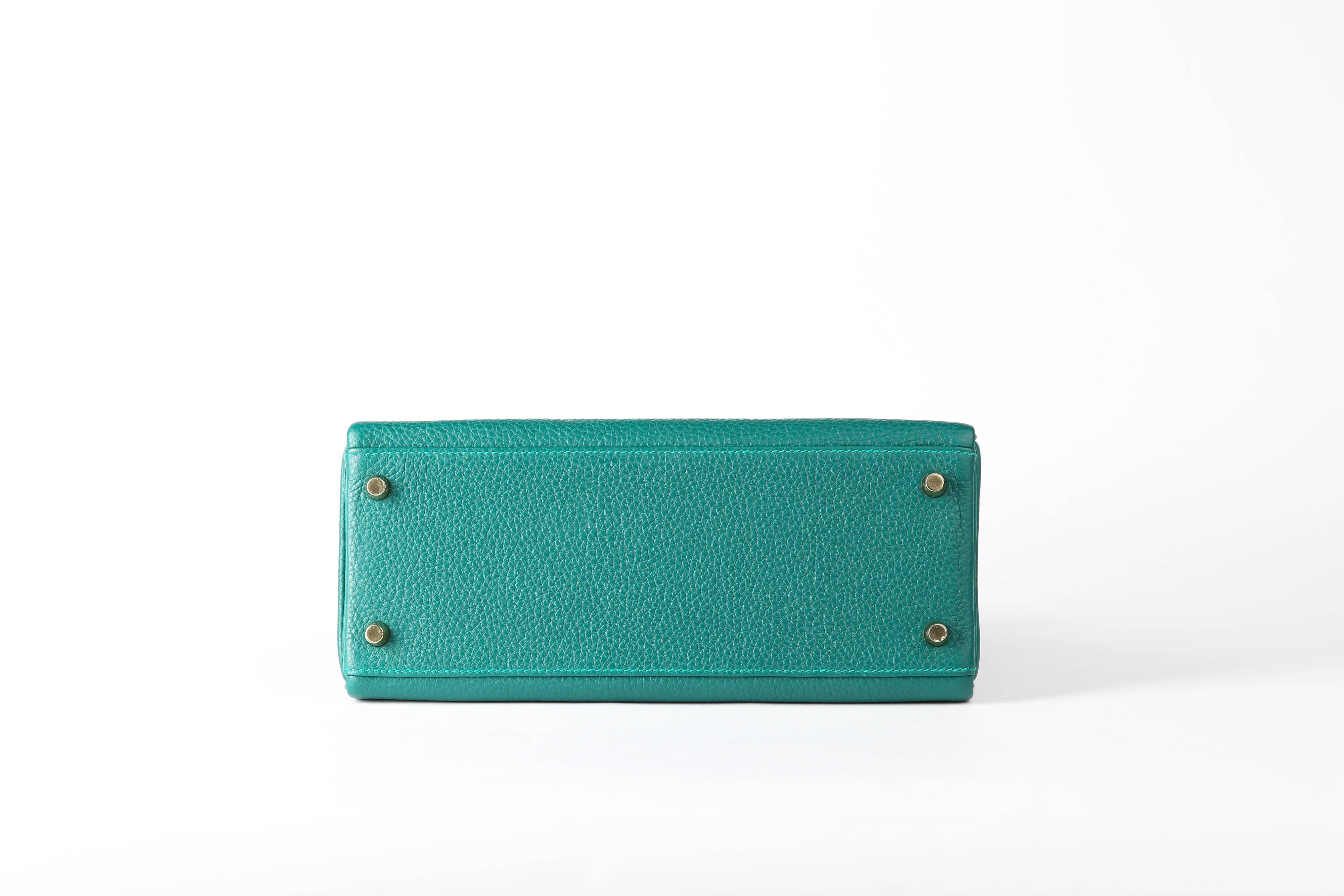 Kelly Malachite 28 CM Togo Leather with Gold HDW In New Condition For Sale In New York, NY