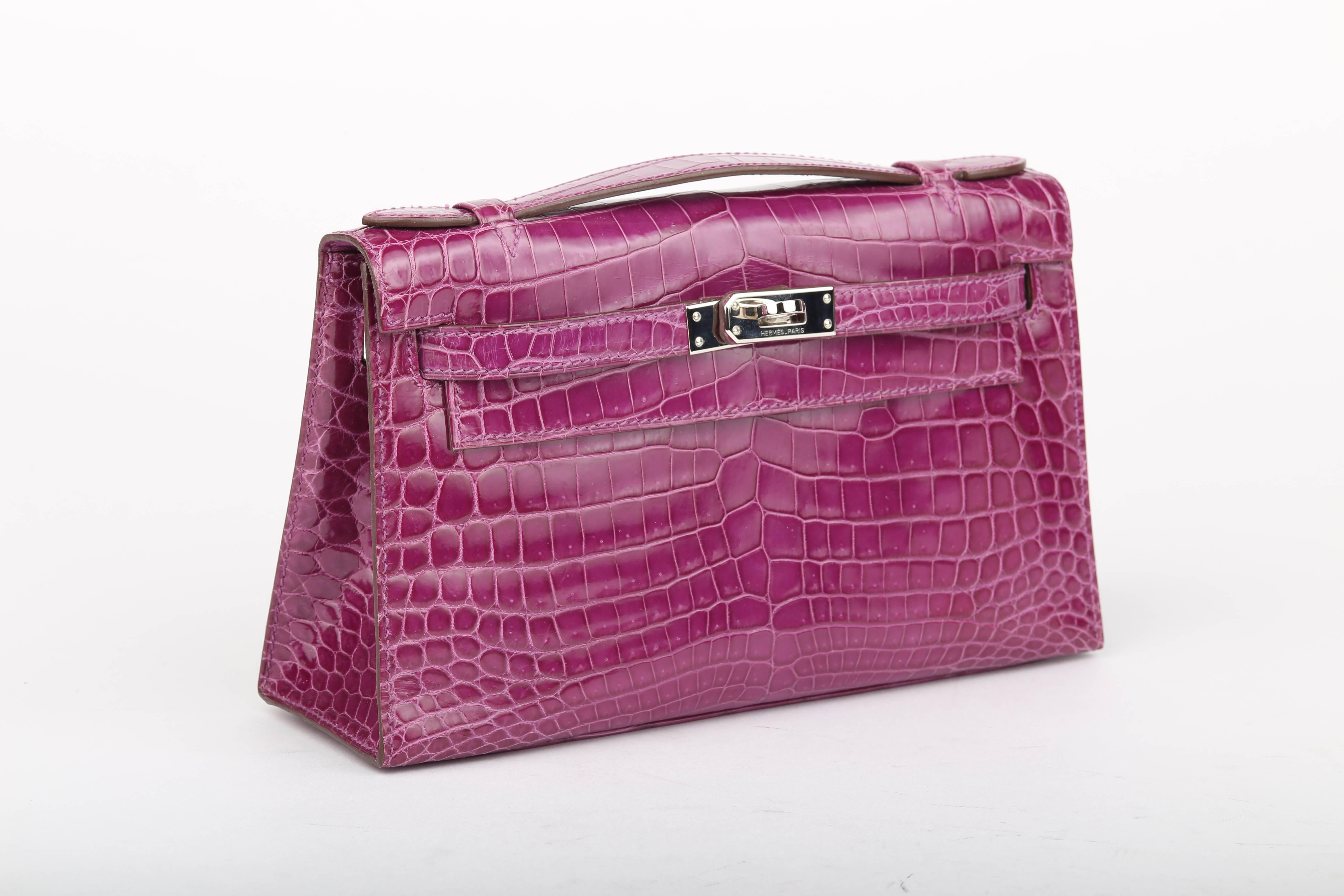 Hermes Kelly Pochette Violet in Niloticus Shiny Crocodile with Silver HDW  In Good Condition For Sale In New York, NY