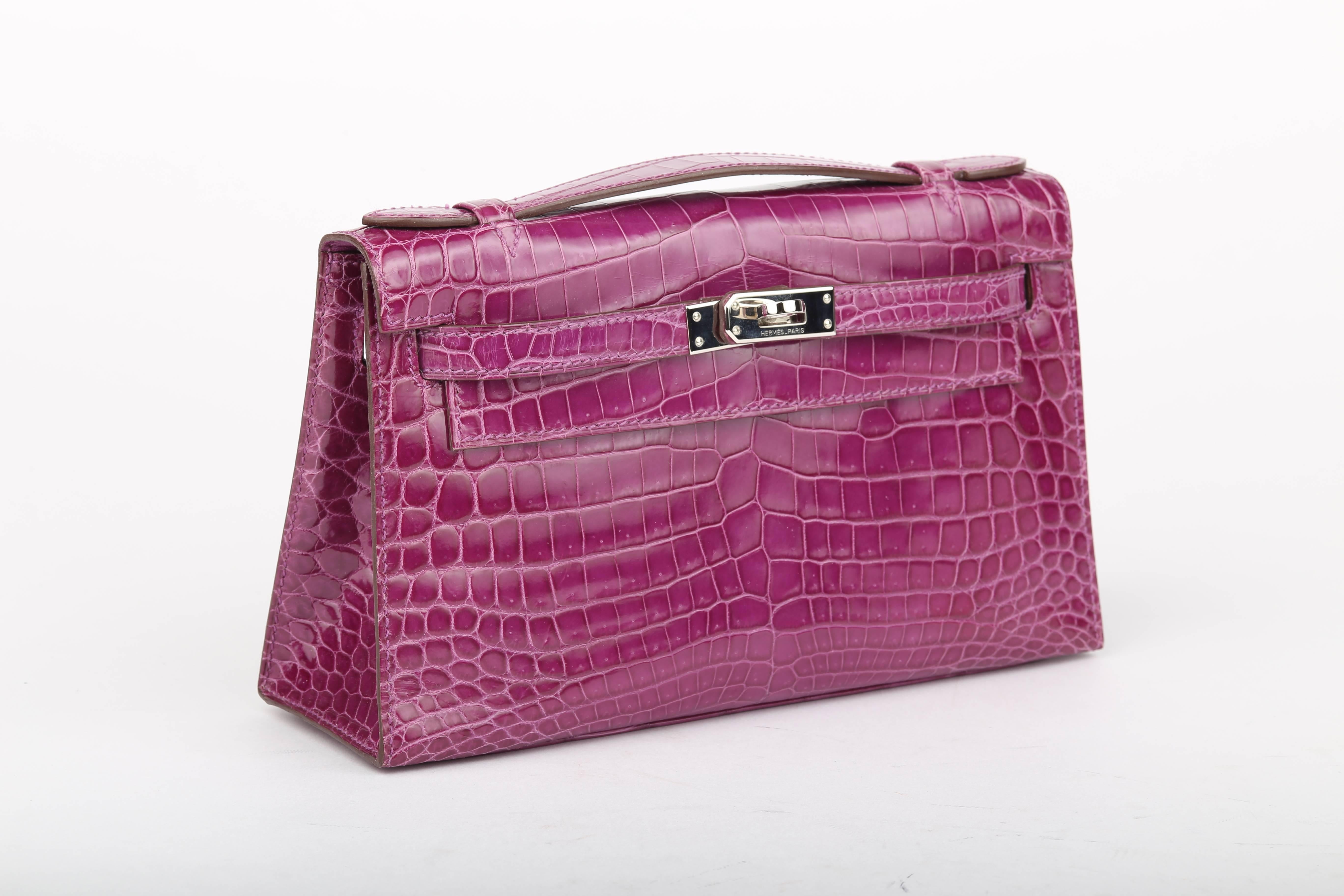 Hermes Kelly Pochette Violet in Niloticus Shiny Crocodile with Silver HDW In Good Condition For Sale In New York, NY