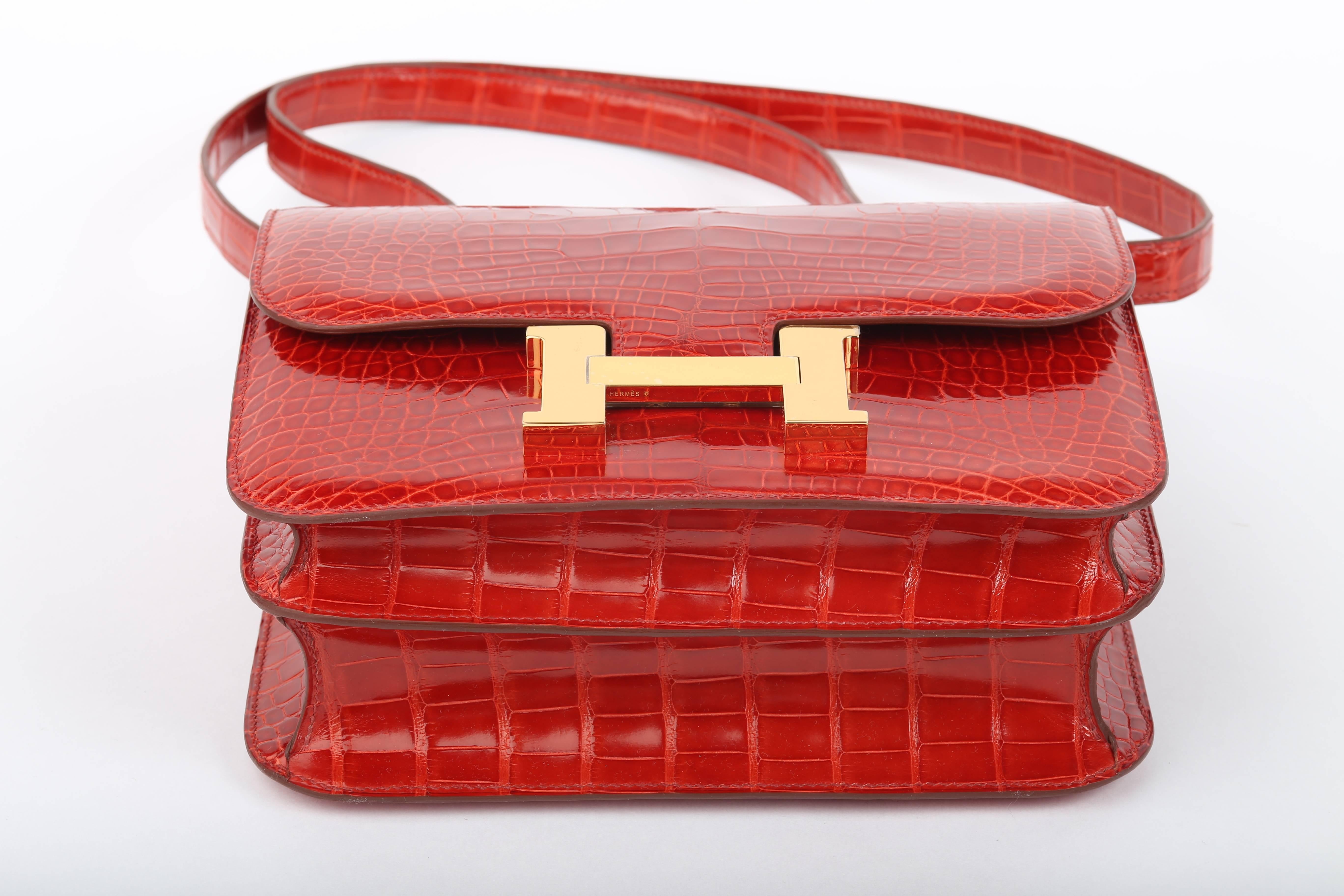 Hermes Constance Sanguin 24 cm Niloticus Shiny Crocodile with Gold HDW In New Condition For Sale In New York, NY