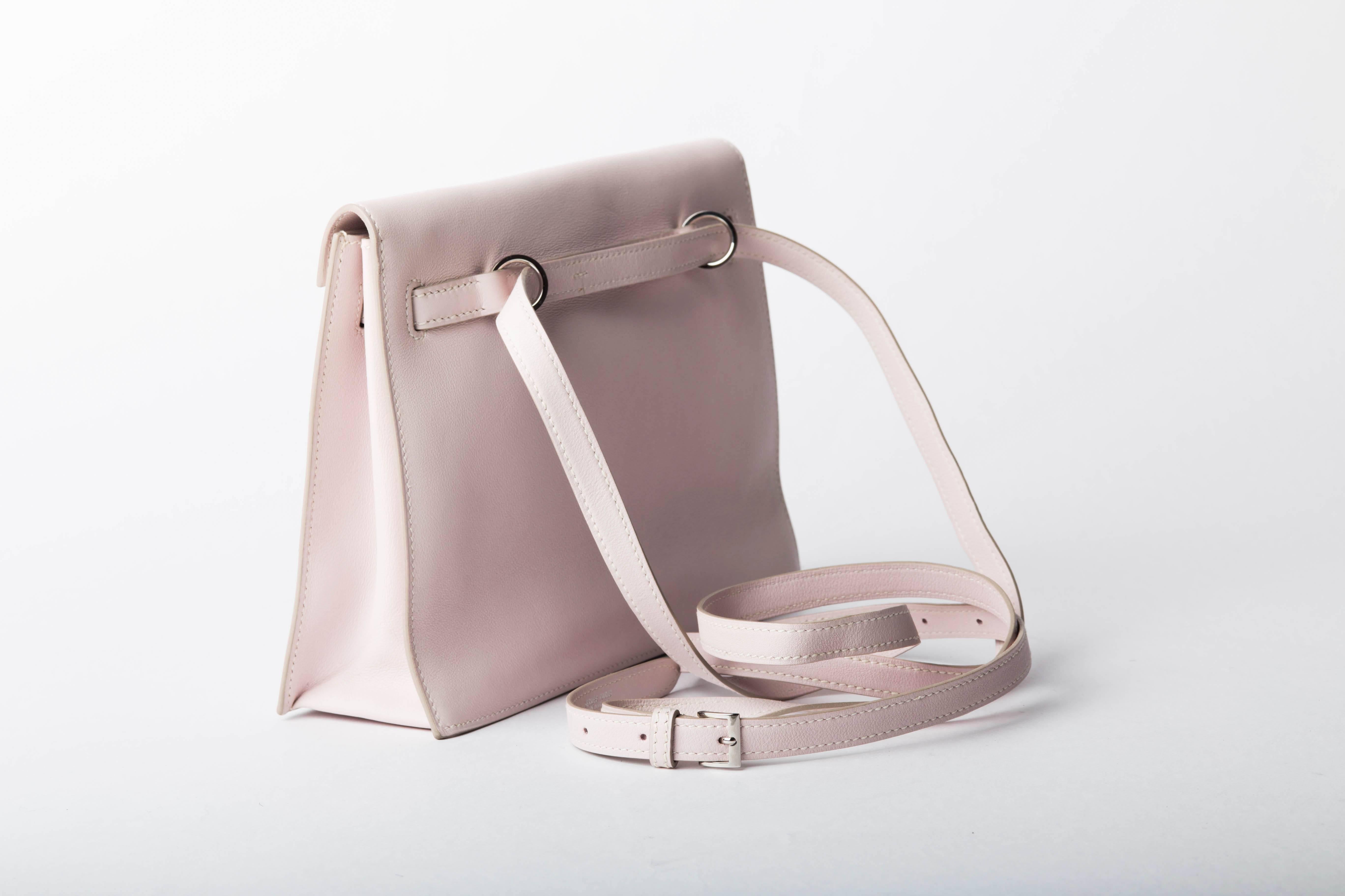 The Kelly Danse is quite similar to the Kelly iconic bag, but in the form of a shoulder strap. It comes with a long detachable strap, remove it and hide inside your bag to change into a chic evening clutch.
Meaning you can go from urban-cool to