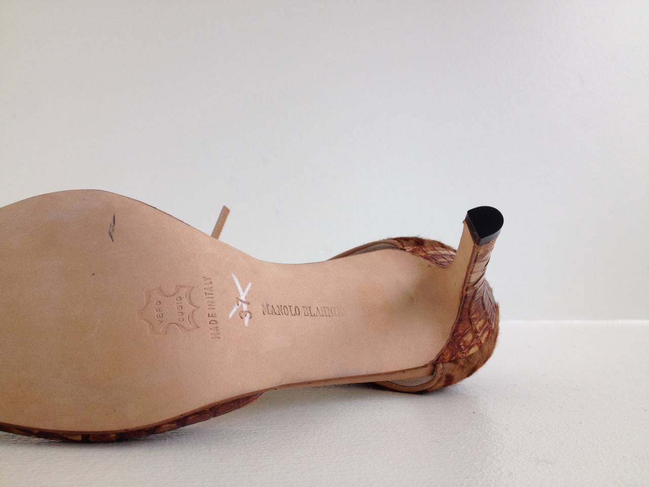 Manolo Blahnik Brown Alligator and Pony Heels In New Condition In San Francisco, CA