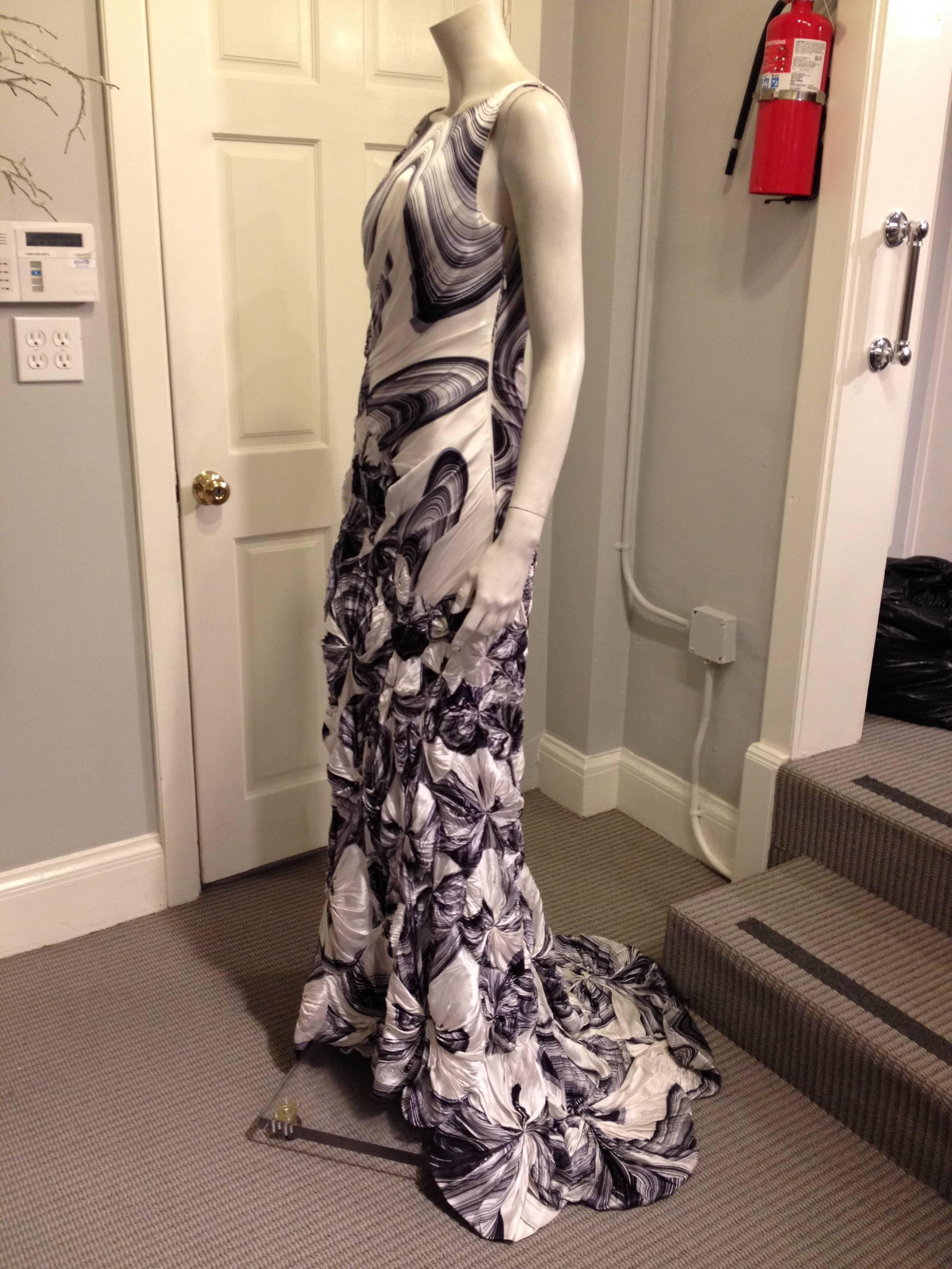 The sheer originality of this gown is breathtaking! The silk material is printed with the most gorgeous pattern of swirling lines, a design that feels both organic in movement and computer-based in its pixellation. The design is echoed in the