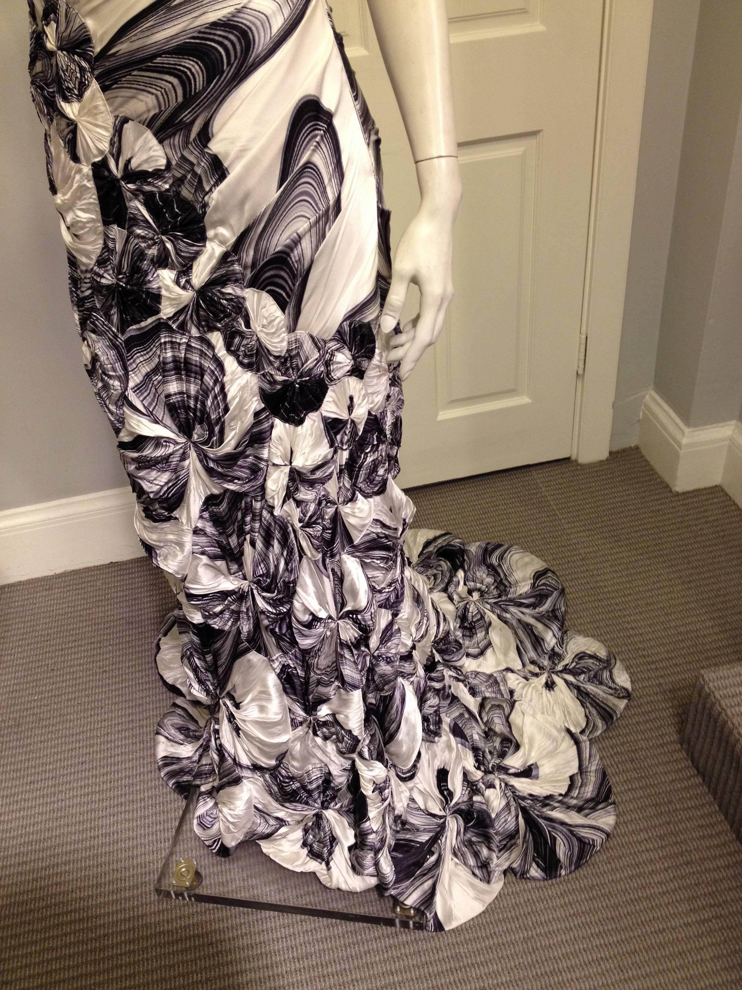 Carlos Miele White and Navy Swirled Gown For Sale 2