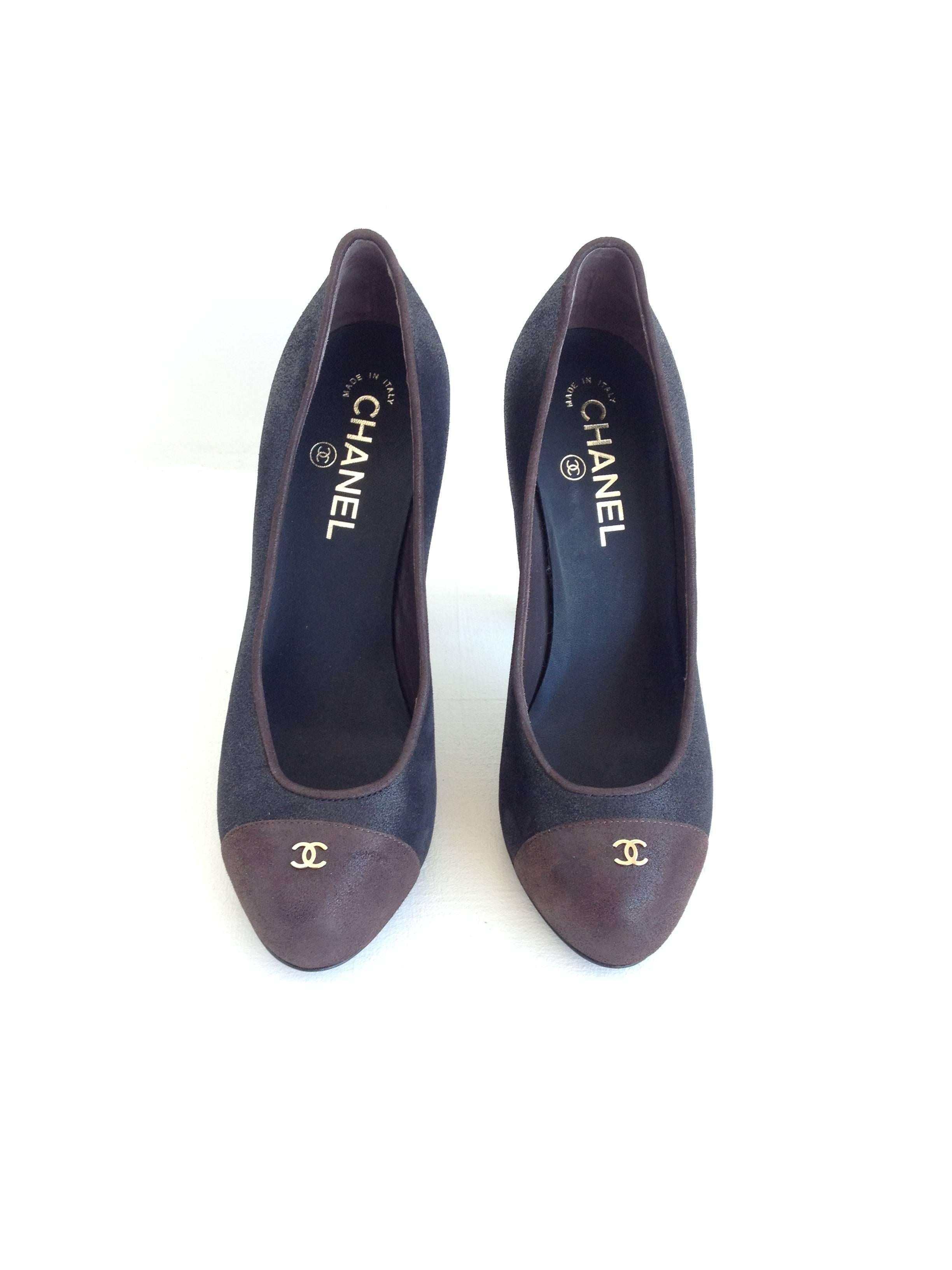 Chanel Black and Brown Coated Nubuck Pumps In New Condition In San Francisco, CA