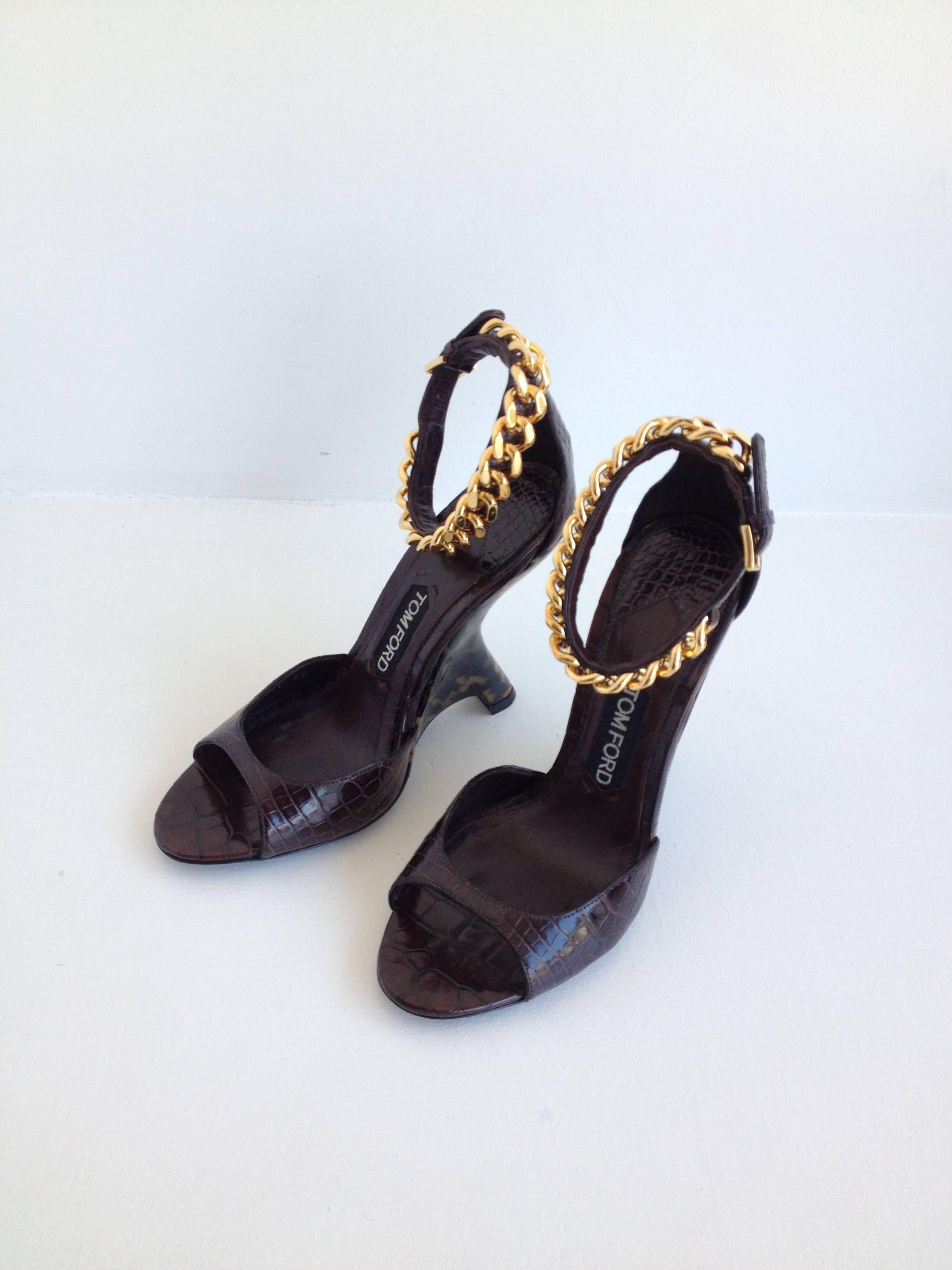 So many incredible elements converge in this Tom Ford shoe - there's the luxurious brown crocodile skin, the opulent thick gold curb chain, and that dramatic sculptural 4.5 inch heel in faux tortoise shell. These are bold and cool, perfect for