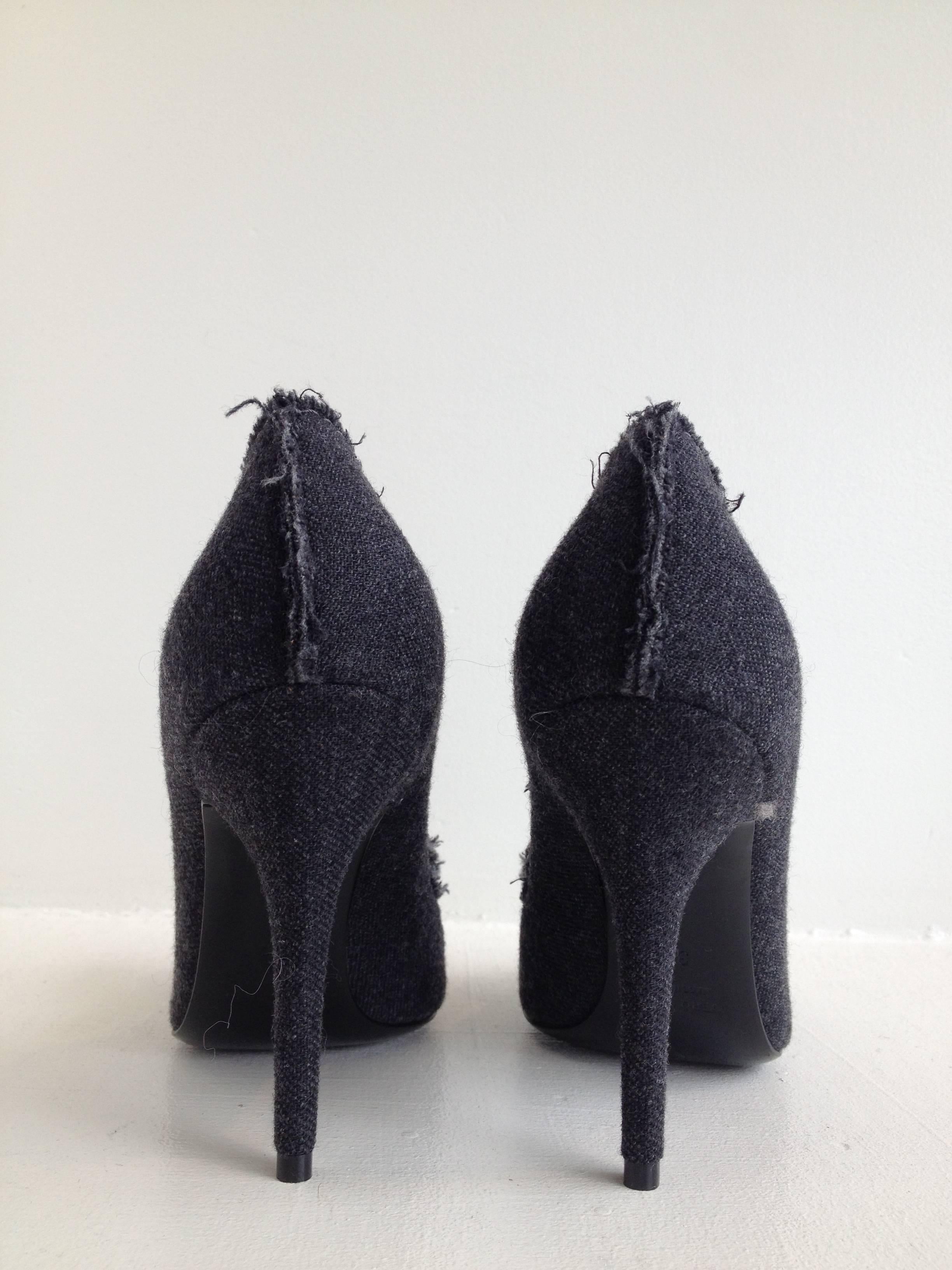 Lanvin Grey Fabric Pumps with Bows In New Condition In San Francisco, CA