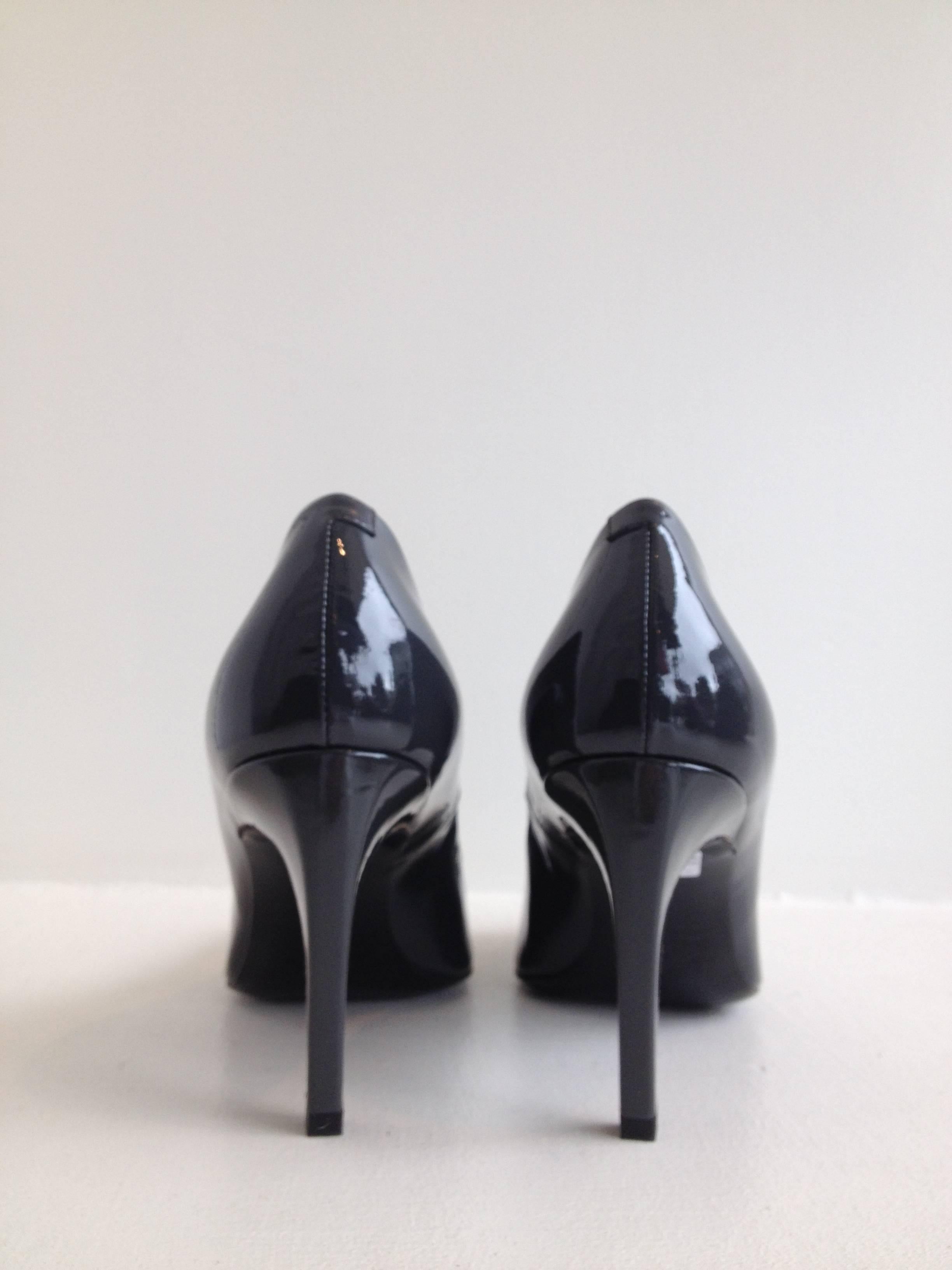 Roger Vivier Grey Patent Leather Heels In New Condition In San Francisco, CA