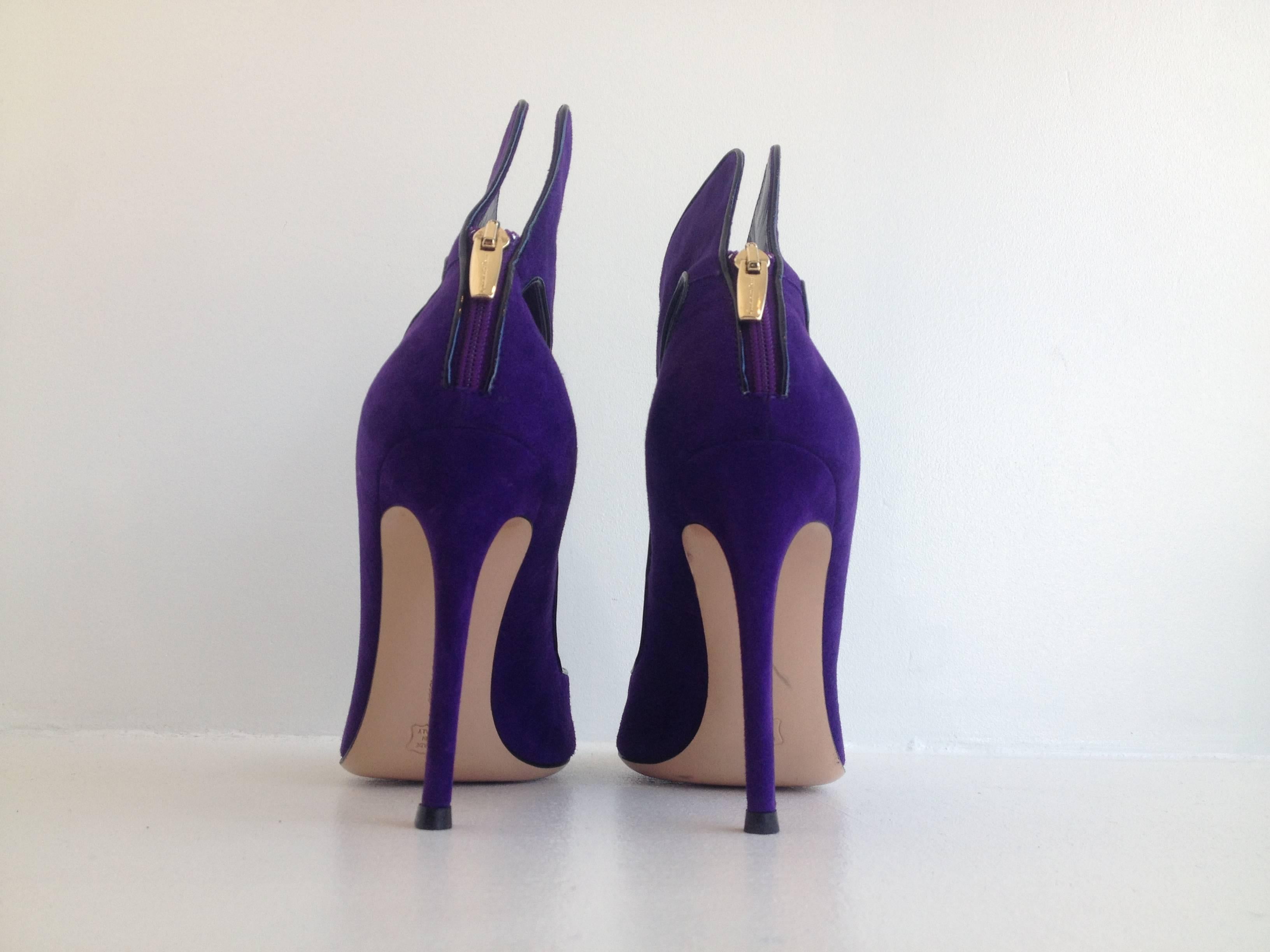 Women's Gianvito Rossi Purple Suede Cuff Heels Size 37.5 (7) For Sale