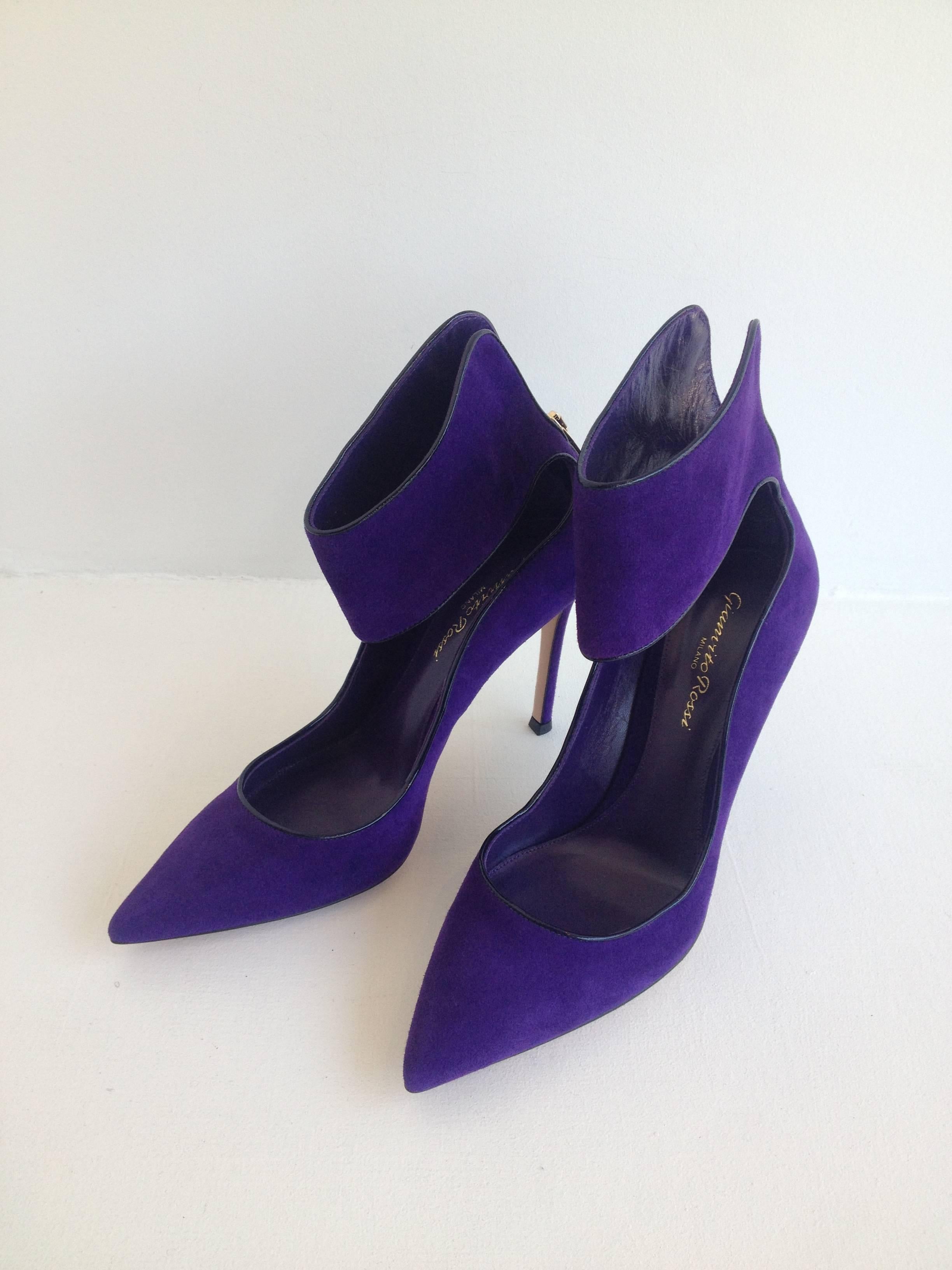 Gianvito Rossi Purple Suede Cuff Heels Size 37.5 (7) In New Condition For Sale In San Francisco, CA
