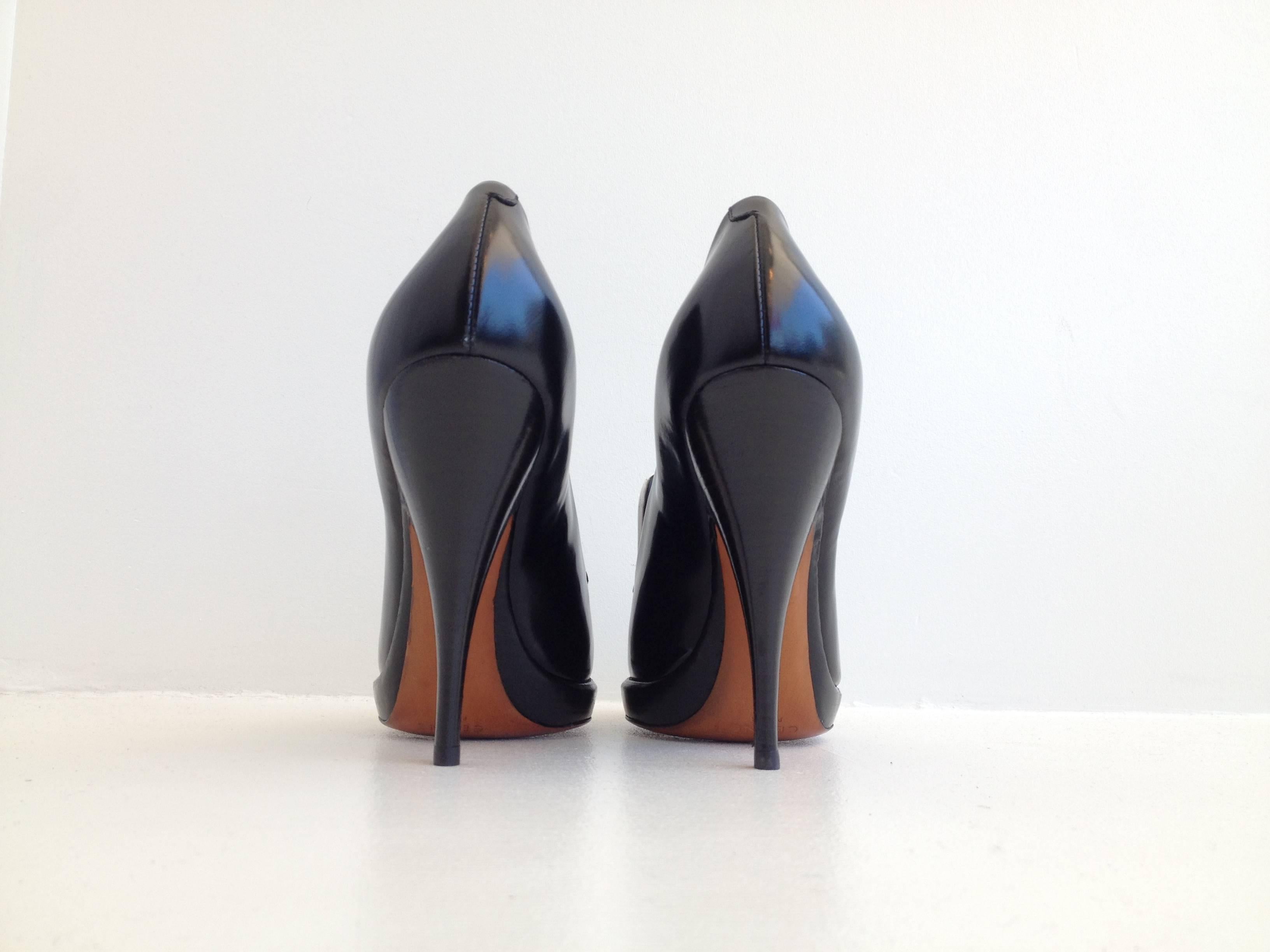 Celine Black and White Pumps Size 37.5 (7) In New Condition For Sale In San Francisco, CA