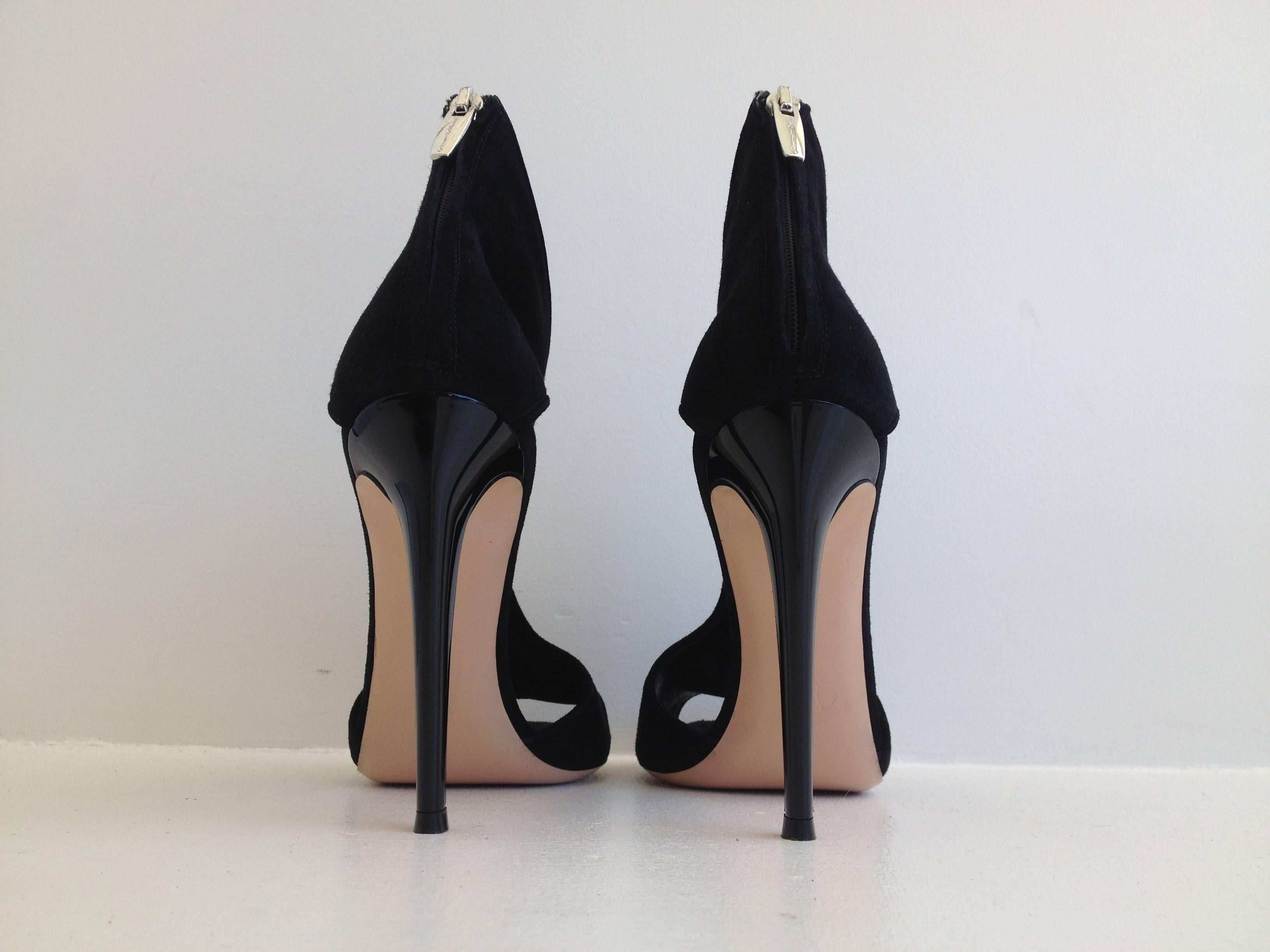 Gianvito Rossi Black Suede Cutout Heels Size 39 (8.5) In New Condition For Sale In San Francisco, CA