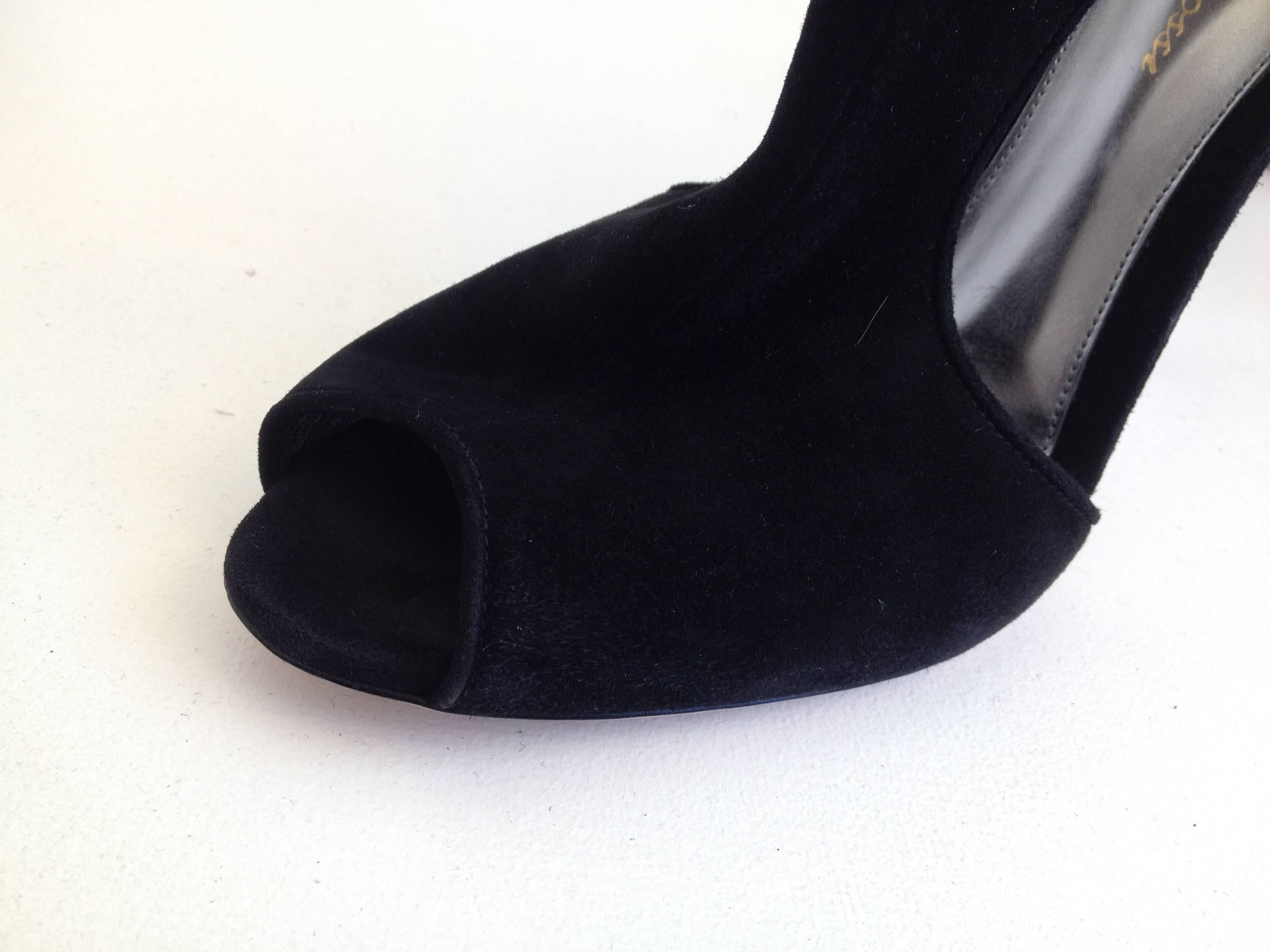 Women's Gianvito Rossi Black Suede Cutout Heels Size 39 (8.5) For Sale