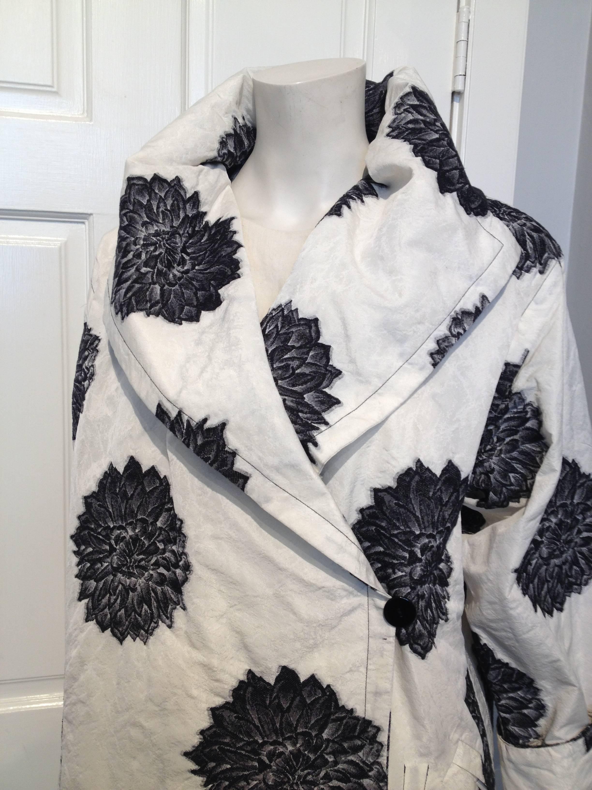 Miller et Bertaux Black and White Chrysanthemum Coat Size M In Excellent Condition In San Francisco, CA