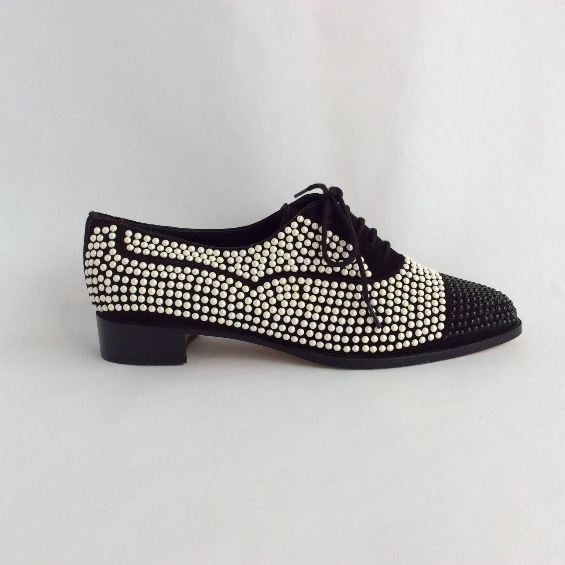 Manolo Blahnik White And Black Pearls Covered Brogues Sz37 In New Condition In San Francisco, CA