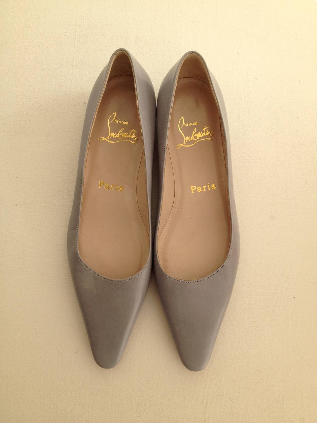 Feel fashion forward and supremely comfortable in these grey pointy toe flats by Christian Louboutin with a minimal 0.5 inch heel. Whether looking to make an effortless transition from day to night, or simply need an amazing new flat to wear with