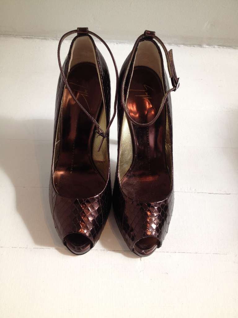 Known for his bold sensibility and his luxurious statement heels, Giuseppe Zanotti is always reliable when you need something dramatic and fun. These pumps are a perfect way to dress up your look, and are very versatile. The exterior is a metallic