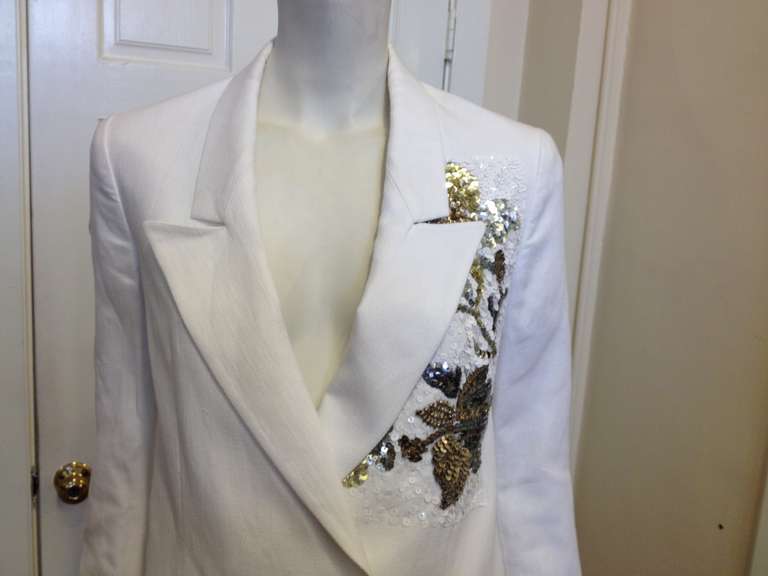 This beautiful, lightweight jacket has a perfectly elegant style.  The angular lapels and double breasted buttons give you a polished look and the glittering floral pattern of sequins adds to the glamorous style.  Pair with tailored pants and some
