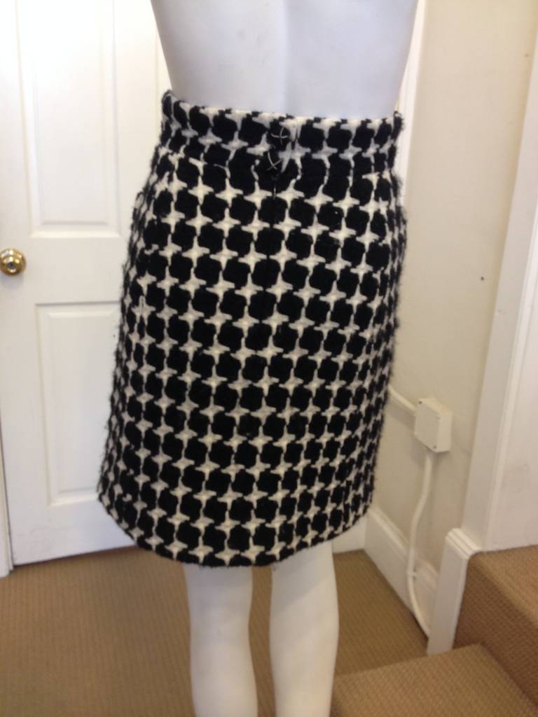 Chanel Black and White Knit Houndstooth Skirt In Excellent Condition In San Francisco, CA