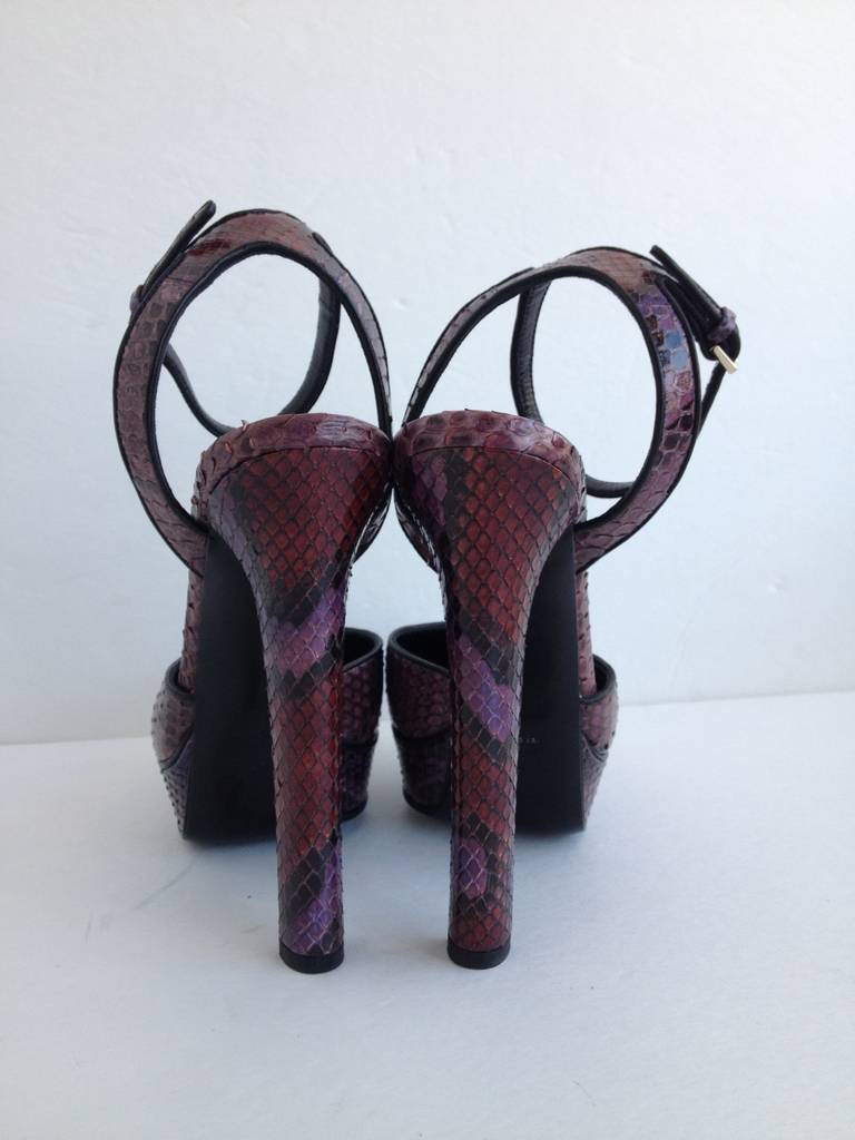 Gucci Purple and Red Snakeskin Platform Heels In New Condition In San Francisco, CA