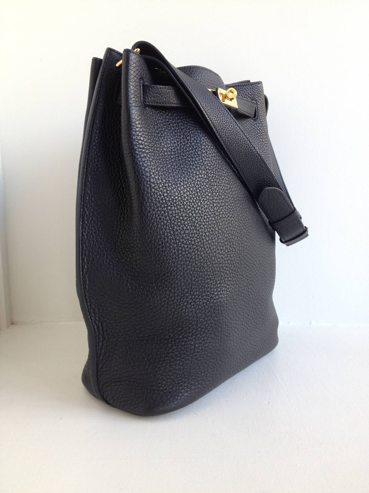 The So Kelly is truly the perfect bag for the modern woman. Easy and hands-free, its strap rises 9.5 inches above the top of the bag, while the soft and spacious bucket style fits everything you could need for the day. Black leather with gold