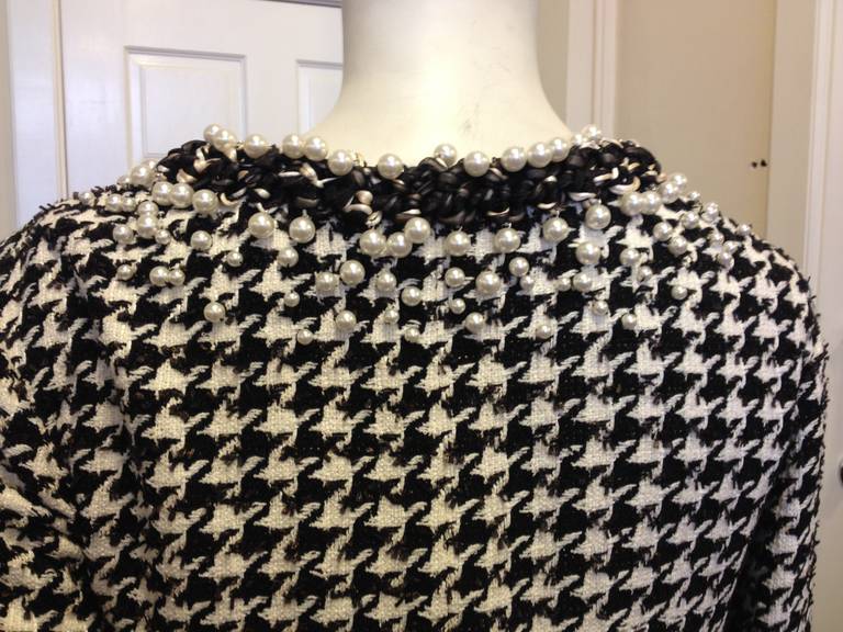 Chanel Black and White Houndstooth Jacket with Pearls In New Condition In San Francisco, CA